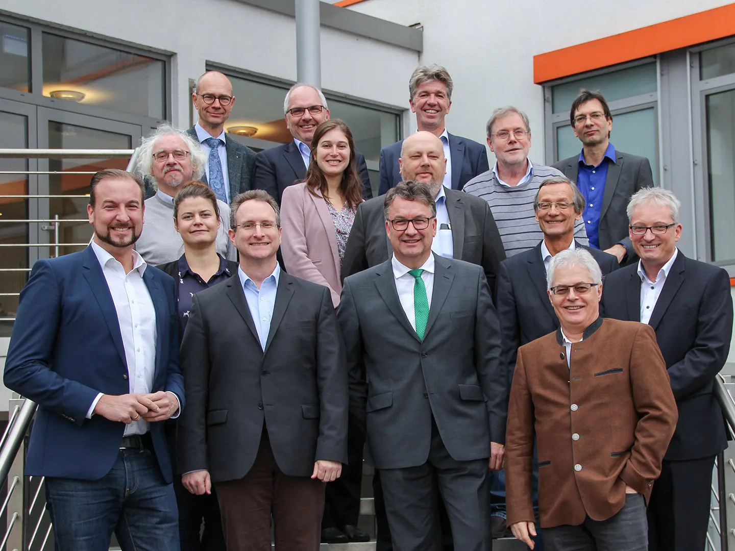 Obere Reihe (v. l.): Prof. Johannes Ganster, Dr. Hartmut Pflaum, Andreas Weber, Dr. Bernhard Aßmuss; mittlere Reihe (v. l.): Prof. Rudolf Pfändner, Carolina Fontes, Volker Fennemann, Prof. Peter Elsner; untere Reihe (v. l.): Dr. Manfred Renner, Elisa Seiler, Prof. Alexander Böker, Prof. Uwe Clausen, Dr. Hendrik Gorzawski, Prof. Eckhard Weidner, Prof. Tobias Melz. Bild: Fraunhofer Umsicht
