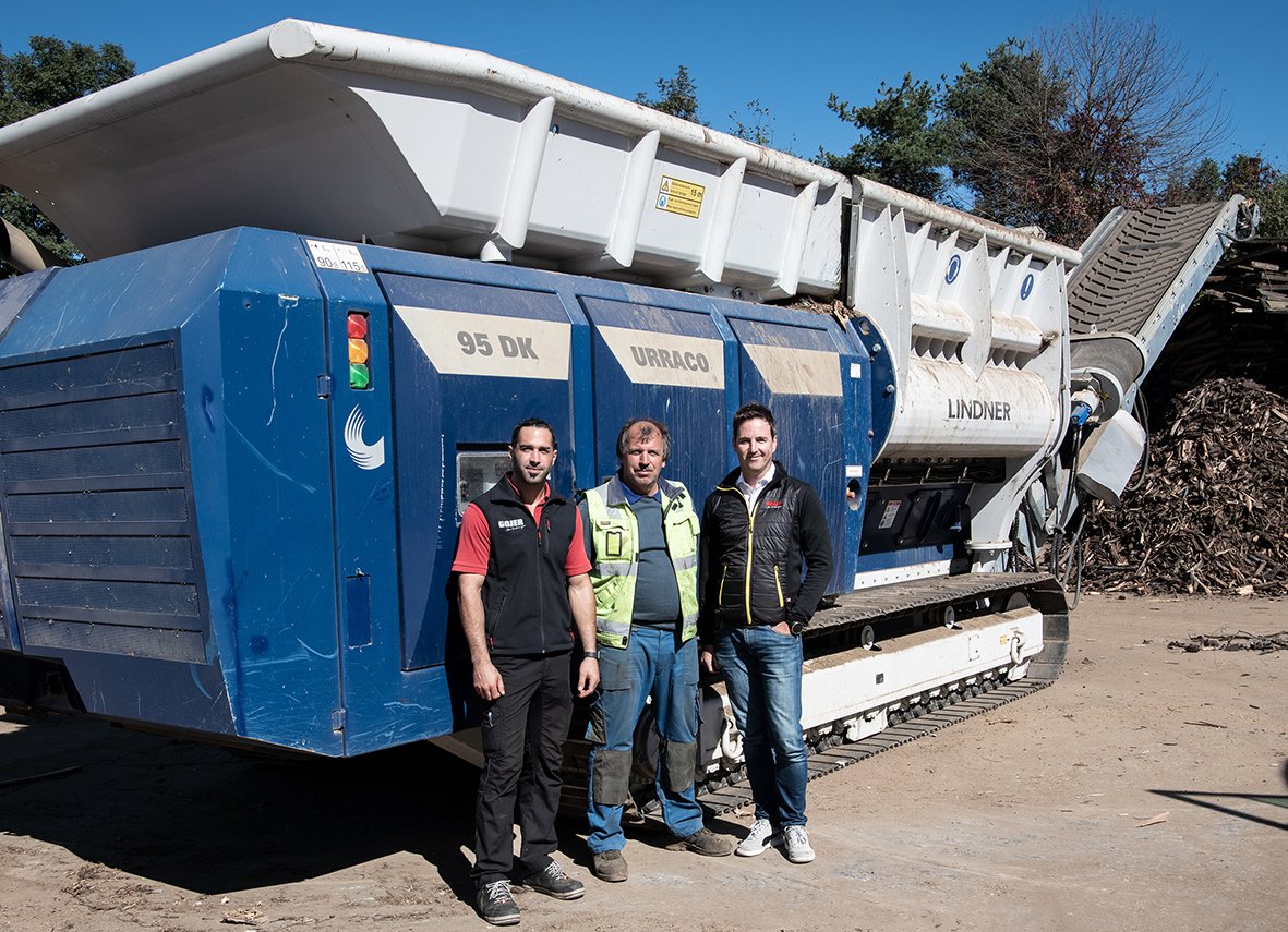 V. l. n. r.: Betriebsleiter Florian Kordesch, Maschinenbediener Stefan Pinter und Geschäftsführer Oskar Preinig von der Firma Gojer, Kärntner Entsorgungsdienst GmbH vor dem Mobil-Shredder Urraco 95 DK von Lindner (Foto: Lindner-Recyclingtech GmbH)