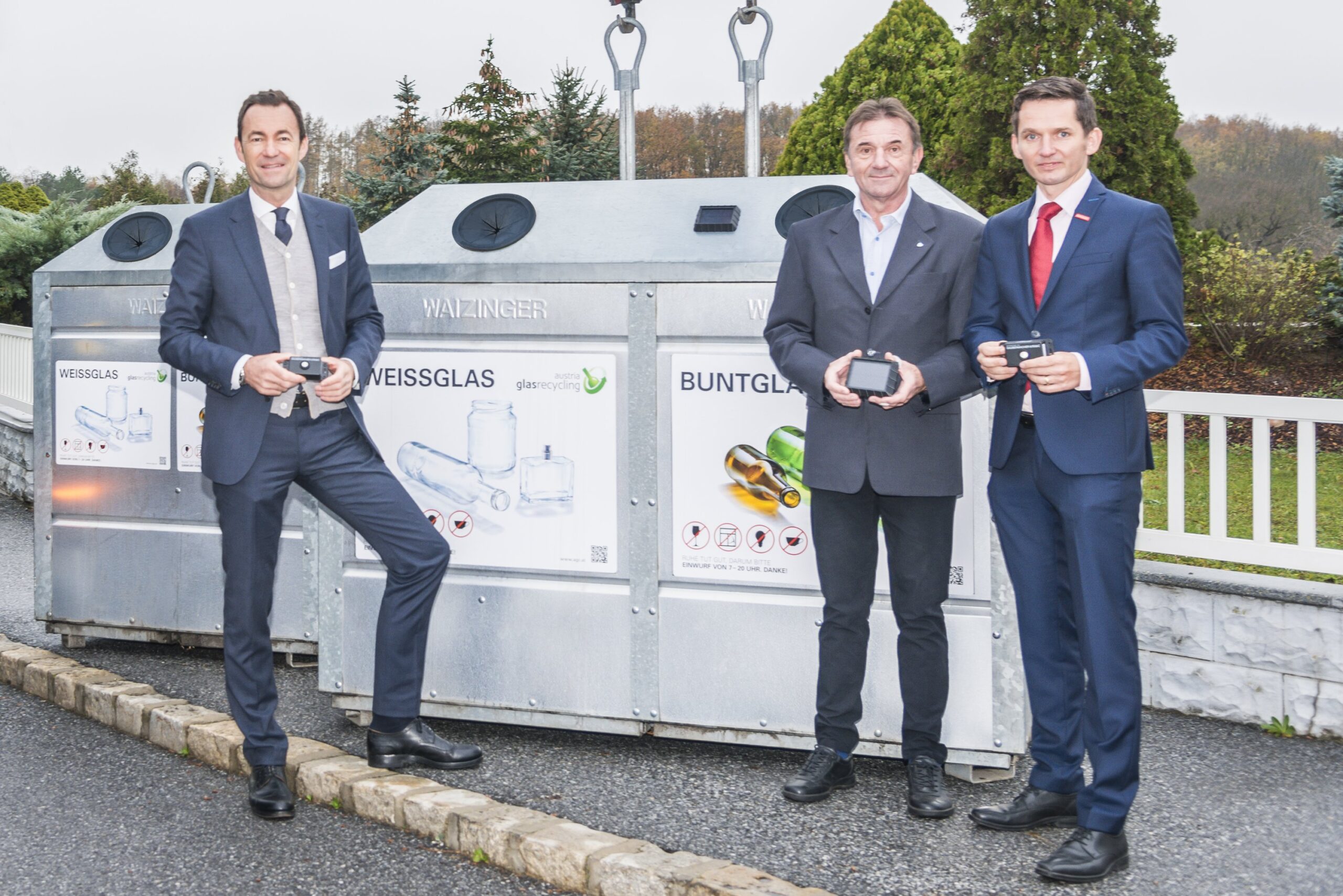 Harald Hauke (Geschäftsführer Austria Glas Recycling), Josef Daniel (Obmann Gemeindeverband Horn), Andreas Opelt (Vertriebsdirektor Saubermacher) (v.l.n.r.): Bild: Saubermacher/APA/Fotoservice Haslinger