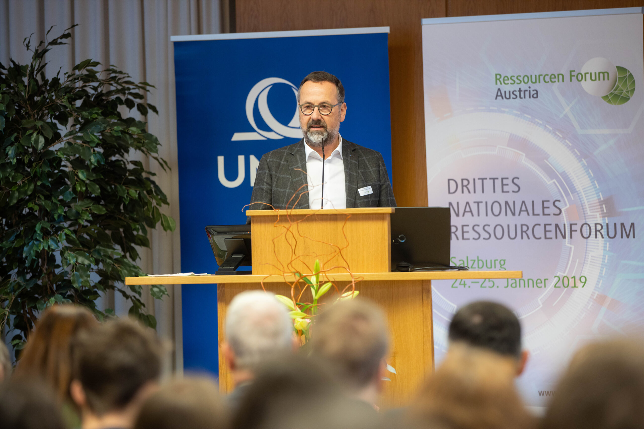 Rudolf Zrost, Präsident des Ressourcen Forum Austria: „Das Ressourcen Forum Austria übernimmt eine wichtige Think-Tank-Funktion – vor allem im Hinblick auf die Vernetzung und Initiierung von Akteurs-Allianzen aus Industrie/Wirtschaft, Landwirtschaft und Politik.“ Bildcredit: Nationales Ressourcen Forum Austria/www.vogl-perspektive.at
