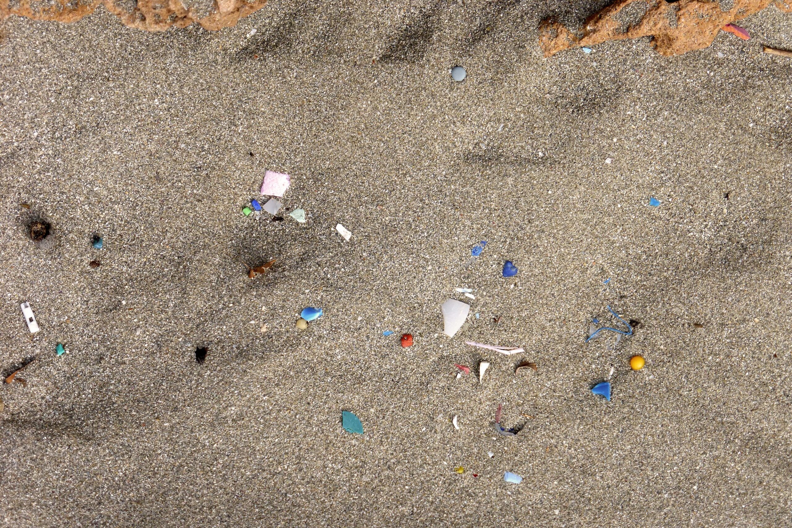 Angeschwemmte Plastikschnipsel am Strand von Mallorca. Als Mikroplastik gelten Partikel kleiner als 5 mm. Foto: Andreas Battenberg/TUM