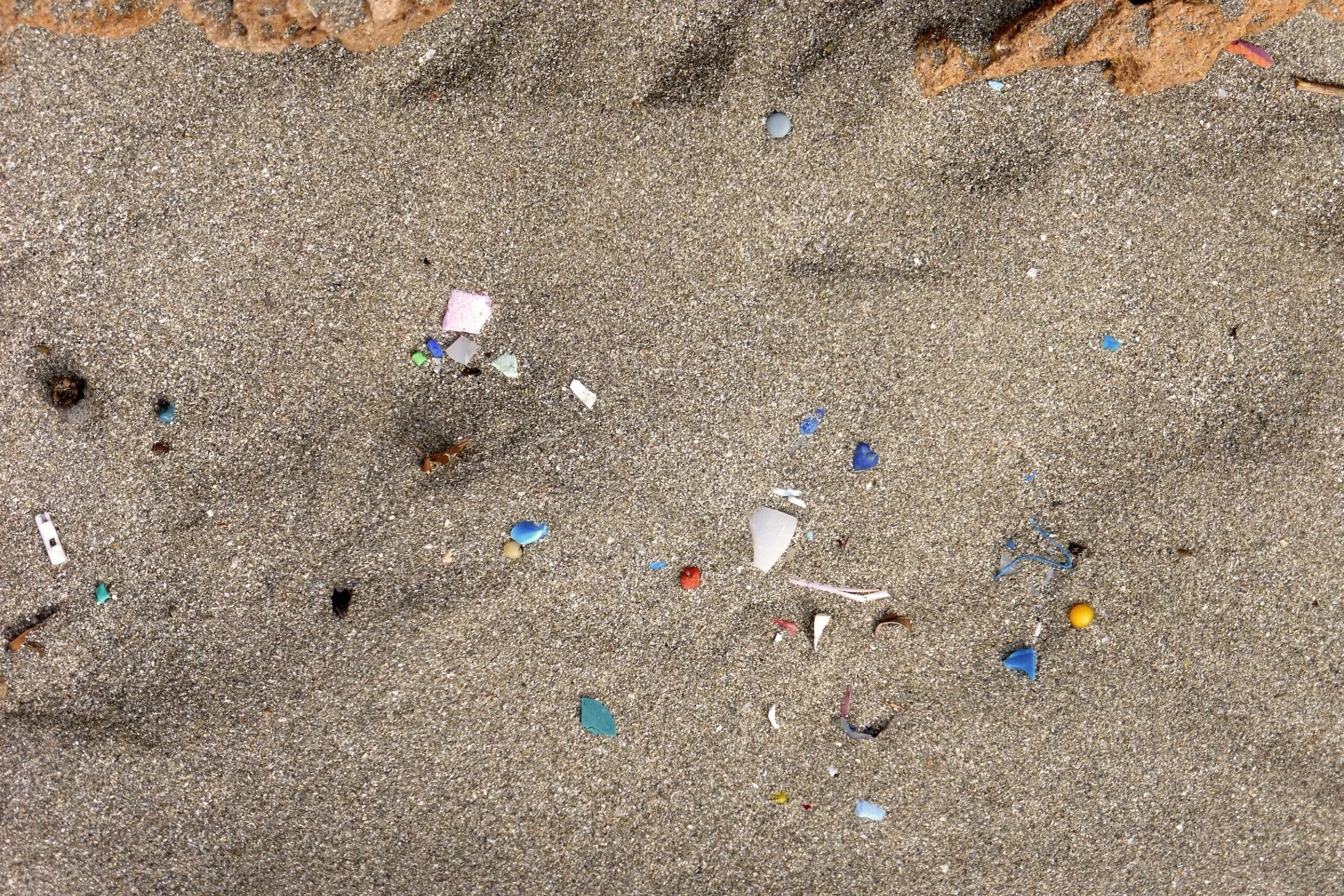 Angeschwemmte Plastikschnipsel am Strand von Mallorca. Als Mikroplastik gelten Partikel kleiner als 5 mm. Foto: Andreas Battenberg/TUM