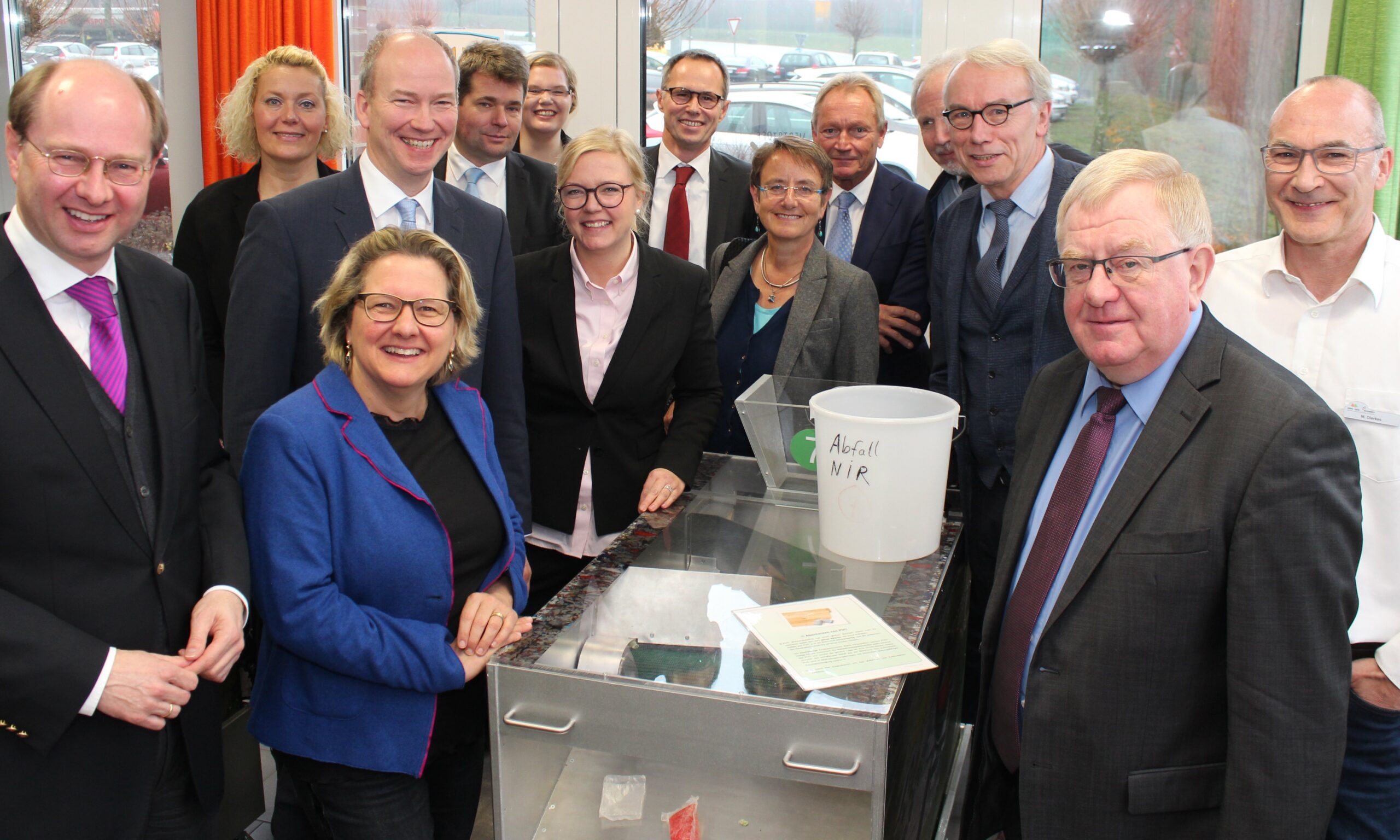 Im außerschulischen Lernort „Wertstoffwerkstatt“ informierte Bundesumweltministerin Svenja Schulze sich über das Umweltbildungskonzept (v.l.): Landrat Dr. Olaf Gericke, Ilka Kleikemper (AWG), Bundesumweltministerin Svenja Schulze, Daniel Hagemeier (MdL), Carsten Rehers (Umweltdezernent Kreis Warendorf), Johanna Weppel (Referentin ASA), Katrin Büscher (Geschäftsführerin ASA), Christian Niehaves (Geschäftsführer AWIGO Osnabrück und stellv. Vorsitzender ASA), Dr. Regina Dube (BMU), Dr. André Radde (BMU), Thomas Grundmann (ASA-Vorsitzender und Geschäftsführer AWG), Bernhard Daldrup (MdB), Reinhold Sendker (MdB) und Michael Dierkes (AWG). Foto: Sabine Lubeley