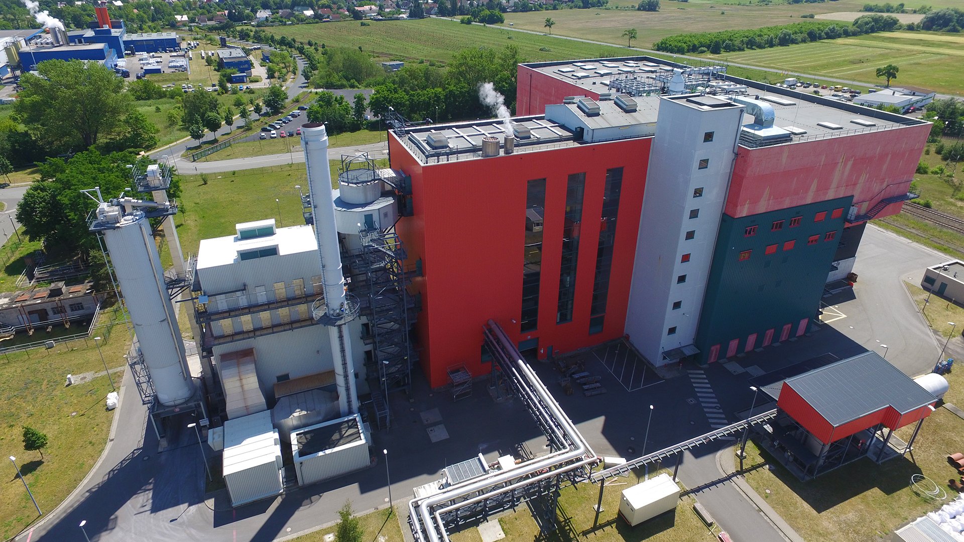 In der neuen Linie der EVE Premnitz wird ab 2021 ein Brennstoffmix aus Hausmüll, Gewerbeabfällen und Ersatzbrennstoffen thermisch verwertet. Foto: EEW Energy from Waste Premnitz GmbH