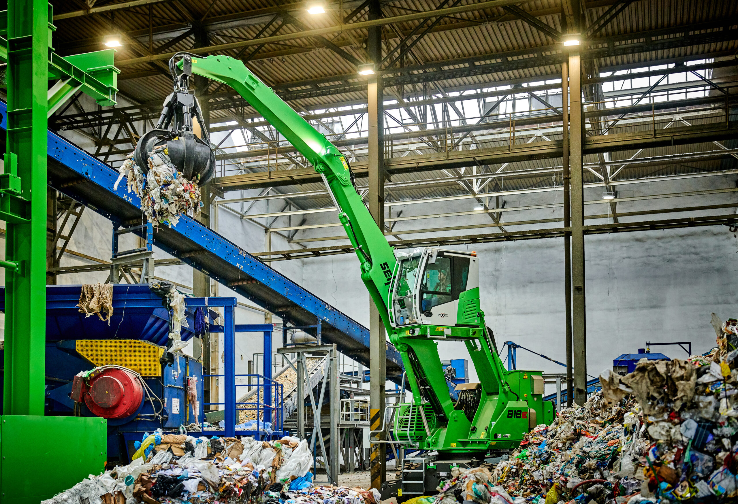 Der mobile 818 Elektrobagger beim Beschicken der EBS-Anlage. Bild: Sennebogen