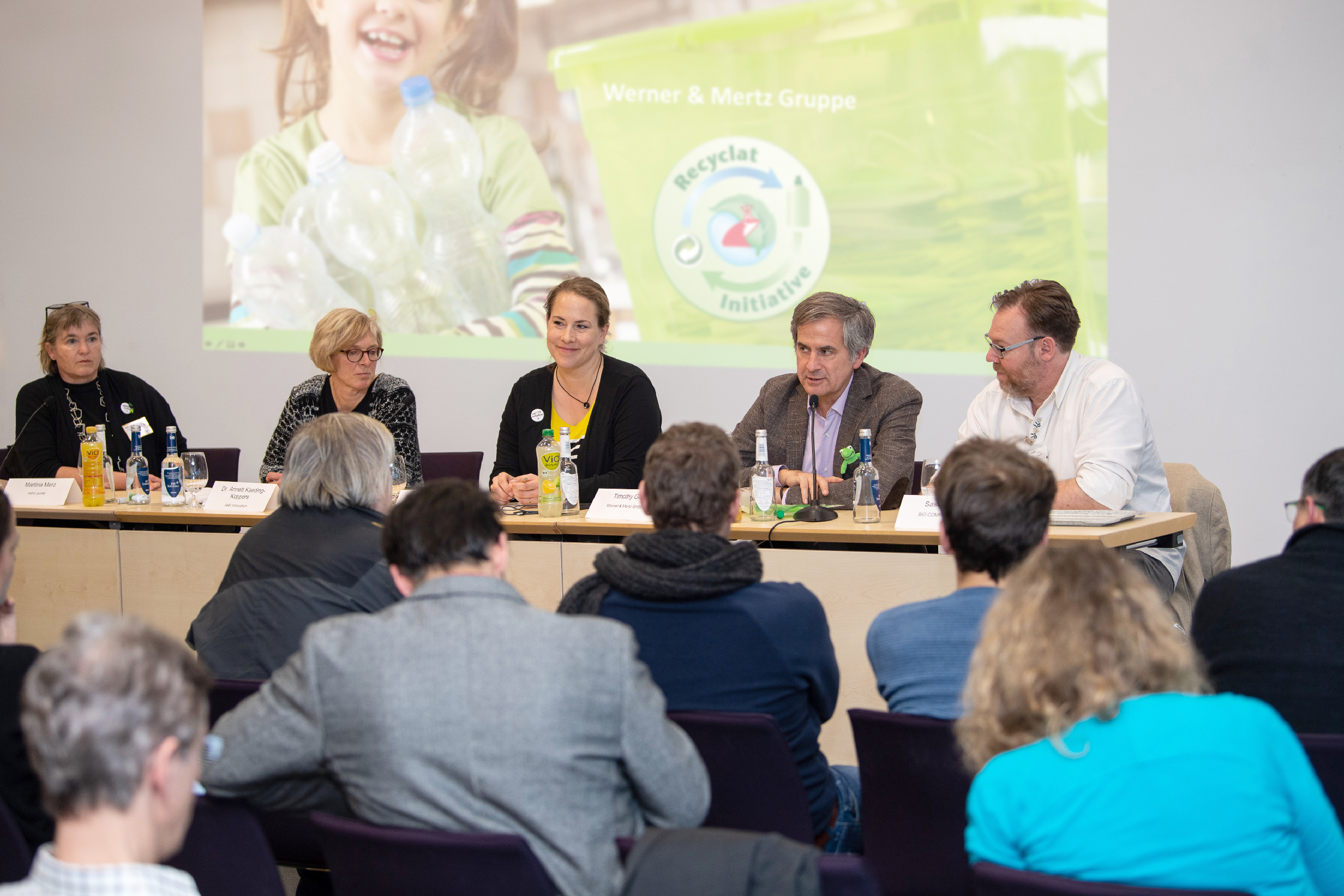 Timothy Glaz, Leiter Corporate Affairs bei Werner & Mertz, wirbt in einer Podiumsdiskussion zum Thema Verpackungen im Biosupermarkt für ein geschlossenes Kreislaufsystem, um Plastik immer wieder hochwertig aufbereiten und wiederverwenden zu können. Foto: Werner & Mertz/ Matthias Merz