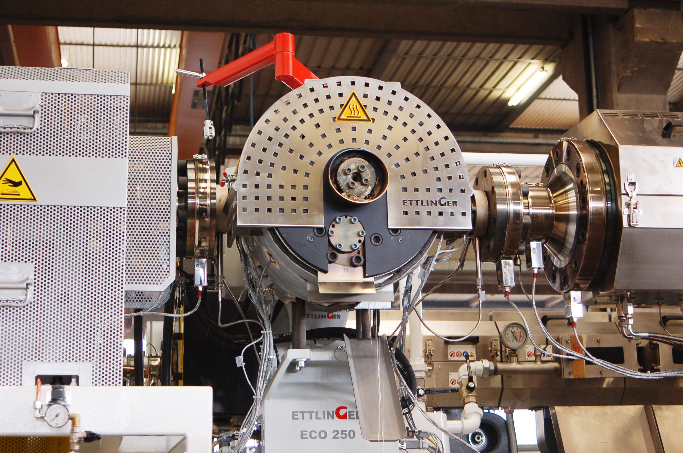 Mit der neuen Filterfeinheit von 60 µm bieten die ECO-Schmelzefilter von Ettlinger ideale Voraussetzungen für die Aufbereitung und Wiederverwendung von 100 % PET-Bottle-Flakes in Tiefziehfolien, Verpackungsband- und Spinnfaseranlagen. Bild: Ettlinger