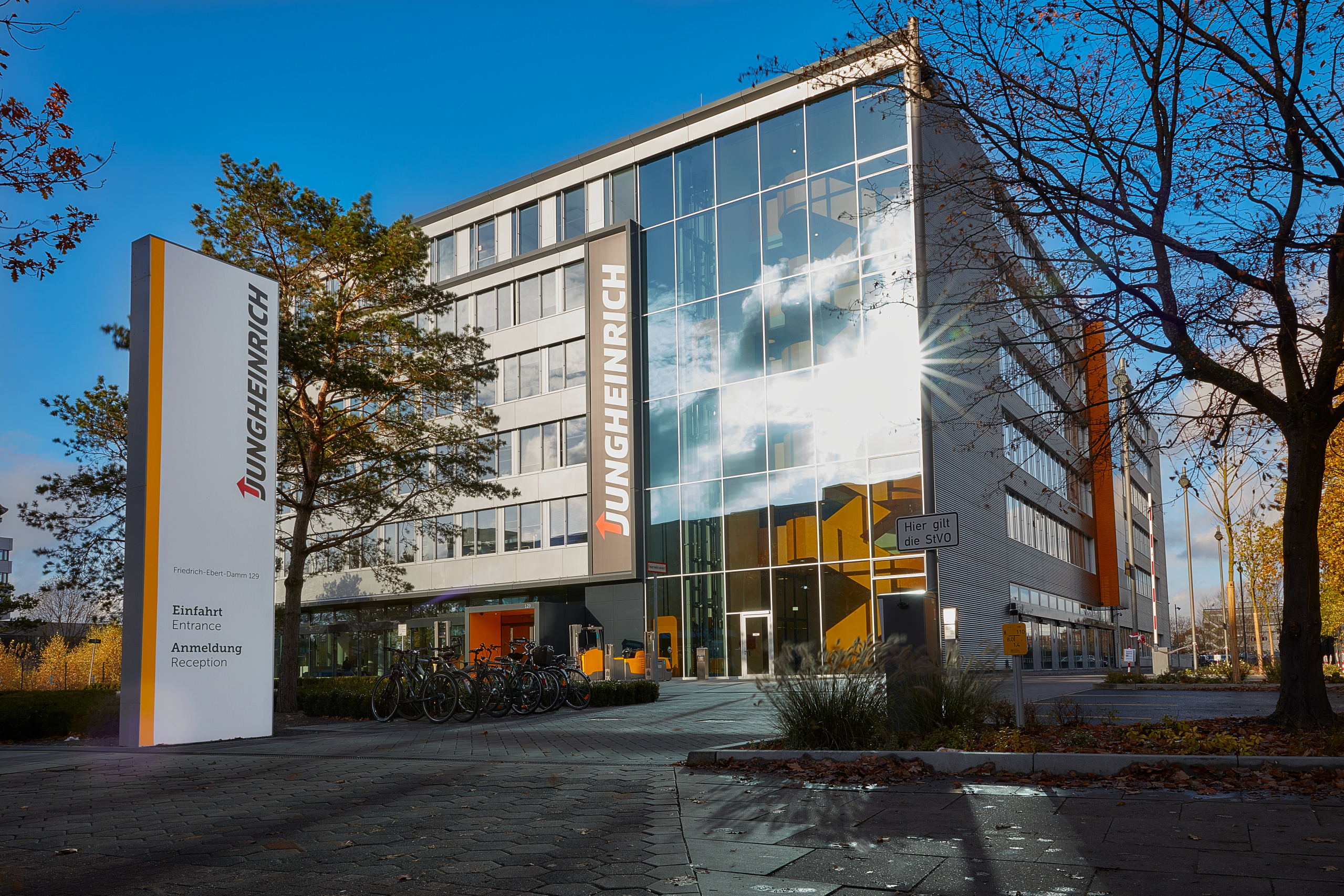 Konzernzentrale
Gebäude
Hamburg
Friedrich-Ebert-Damm 129; Headquaters
Building
Hamburg
Friedrich-Ebert-Damm 129