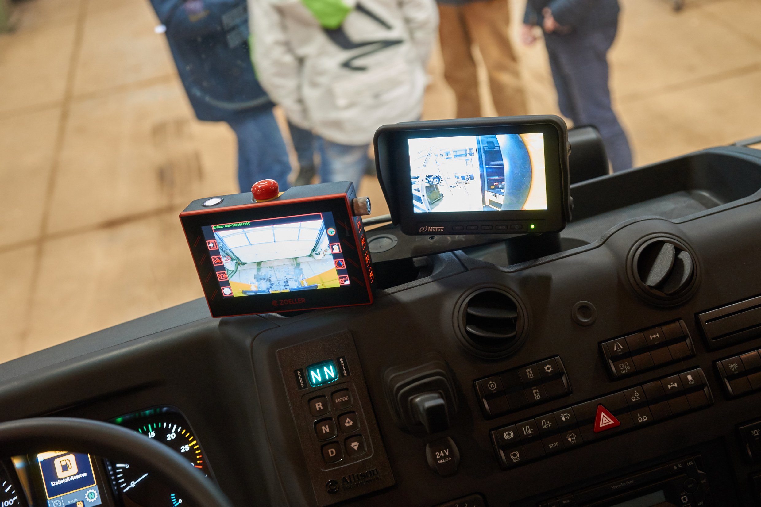 Monitore liefern zusätzliche Sichheitsinformation für den Fahrer.