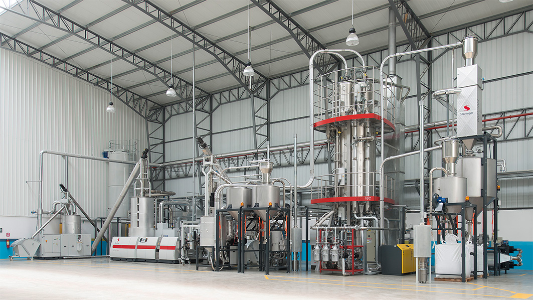 Eine Starlinger PET-Recyclinganlage für lebensmitteltaugliches Regranulat (rPET).
