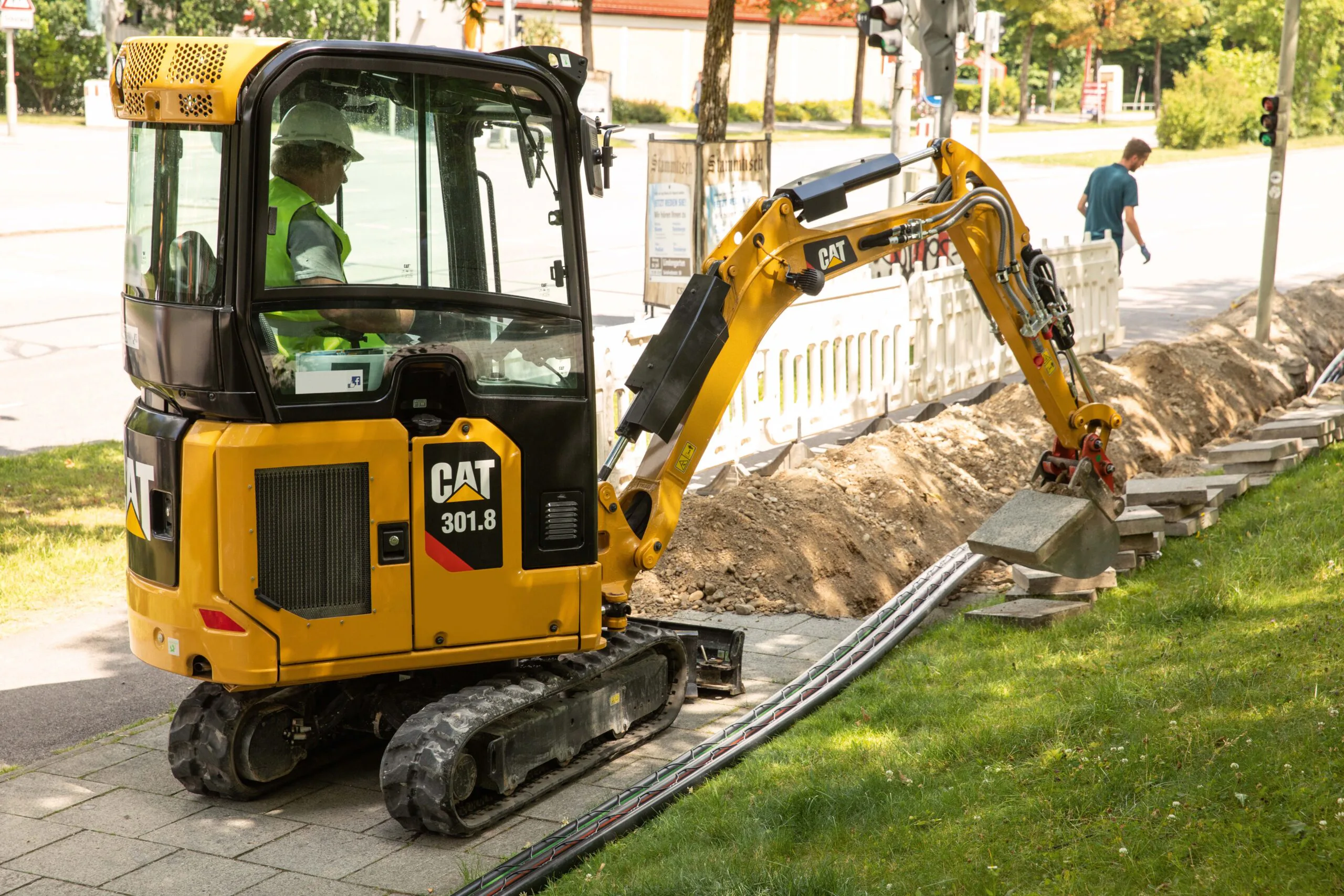 Mit Joystick-Lenkung, optional mit Klimaanlage, die Cat Minibagger der neuen Generation. Foto: Caterpillar/Zeppelin