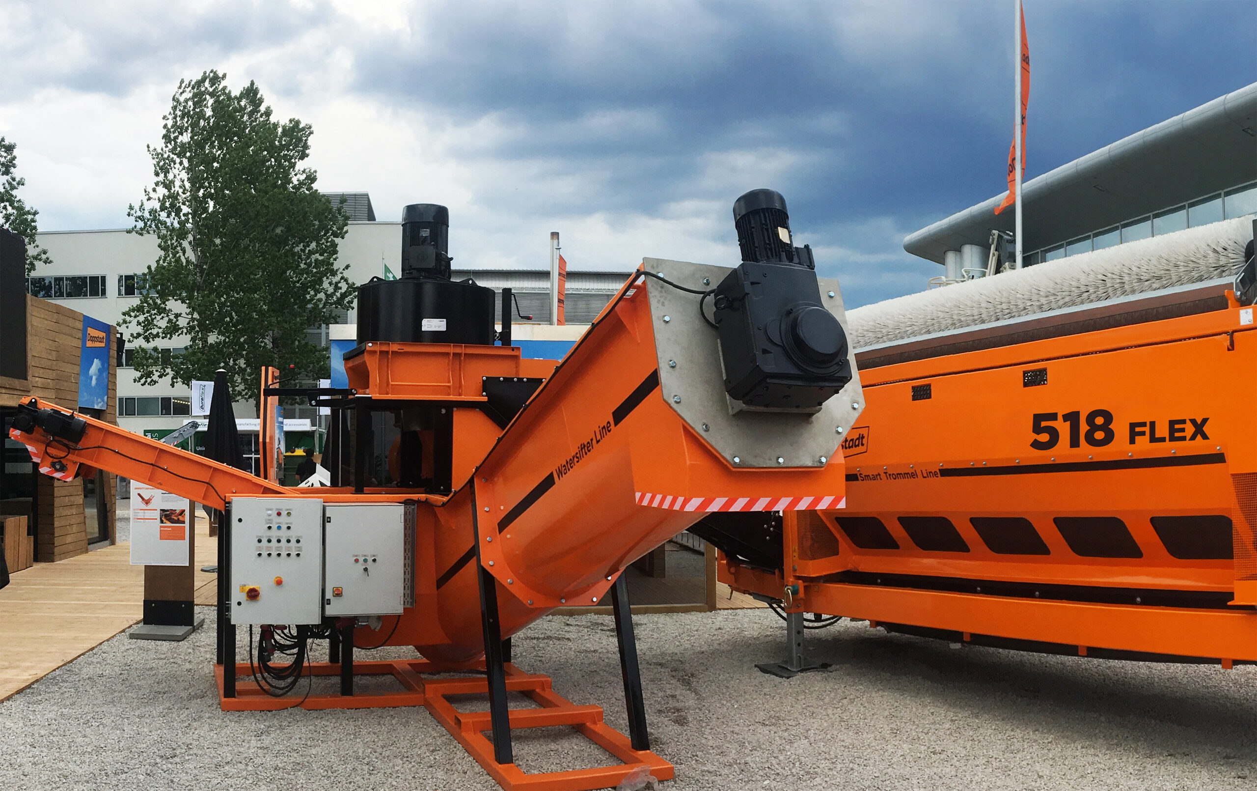 Doppstadts Baumischabfallaufbereitung: Zuerst die Feinkornabtrennung mit Siebmaschine 518 Flex, dann die Entfernung von Leichtstoffen per Überbandabsaugung Easy 800 und abschließend
die Separation der Schwerfraktion mittels Dichteabtrennung HDS-S. Bild: Doppstadt