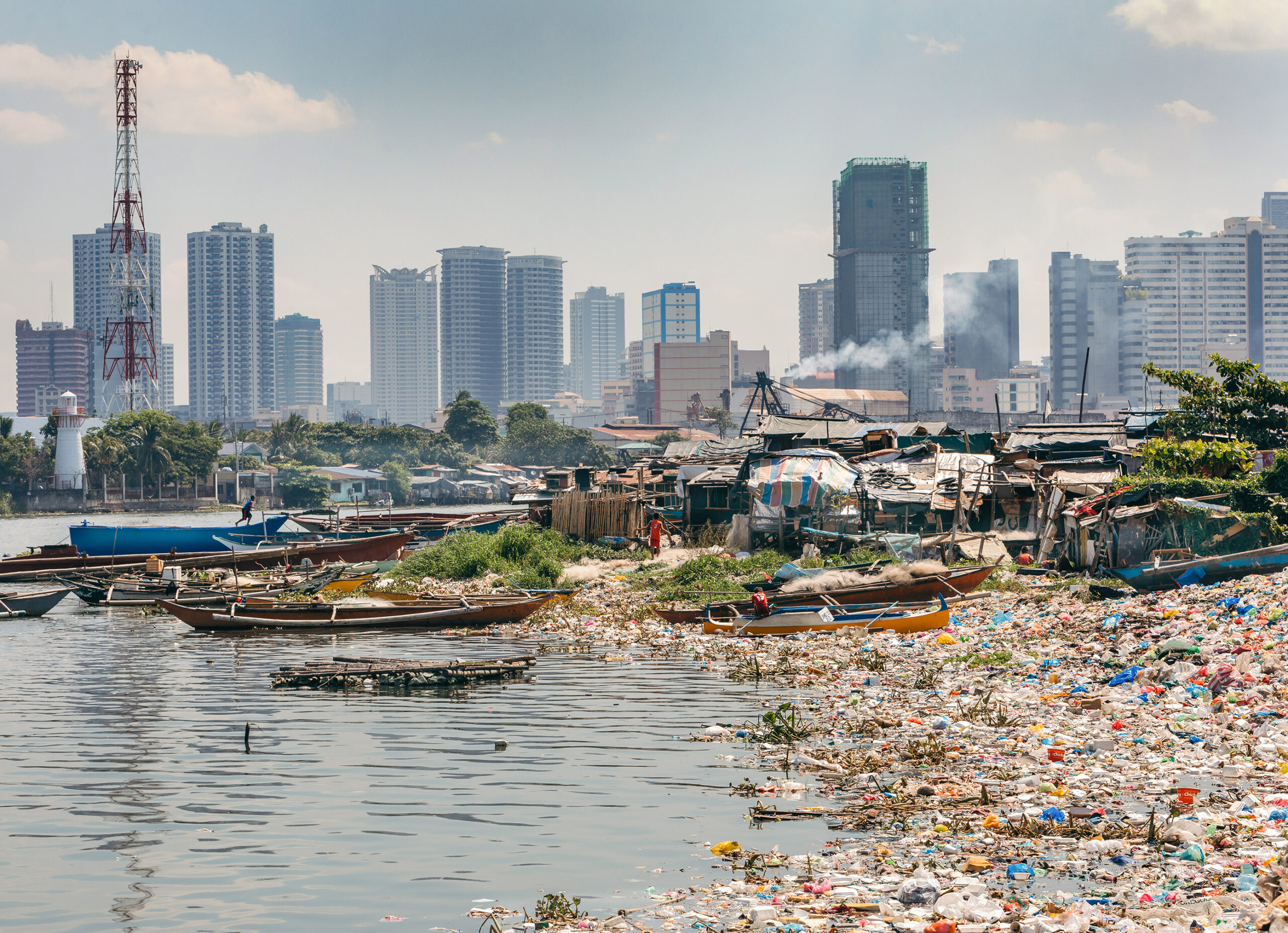 Plastik gegen Geld oder Sozialleistungen tauschen: Das ist der Kerngedanke von Plastic Bank. Dafür richtet das Social Start-up Sammelstationen für Kunststoffabfälle in Ländern mit einer hohen Armutsquote und einer unzureichend entwickelten Abfallwirtschaft ein. Im Rahmen einer Partnerschaft mit ALDI Nord und ALDI SÜD entsteht jetzt eine neue Sammelstelle auf den Philippinen. Die beiden Discounter sind die ersten deutschen Lebensmitteleinzelhändler, die mit Plastic Bank zusammenarbeiten.