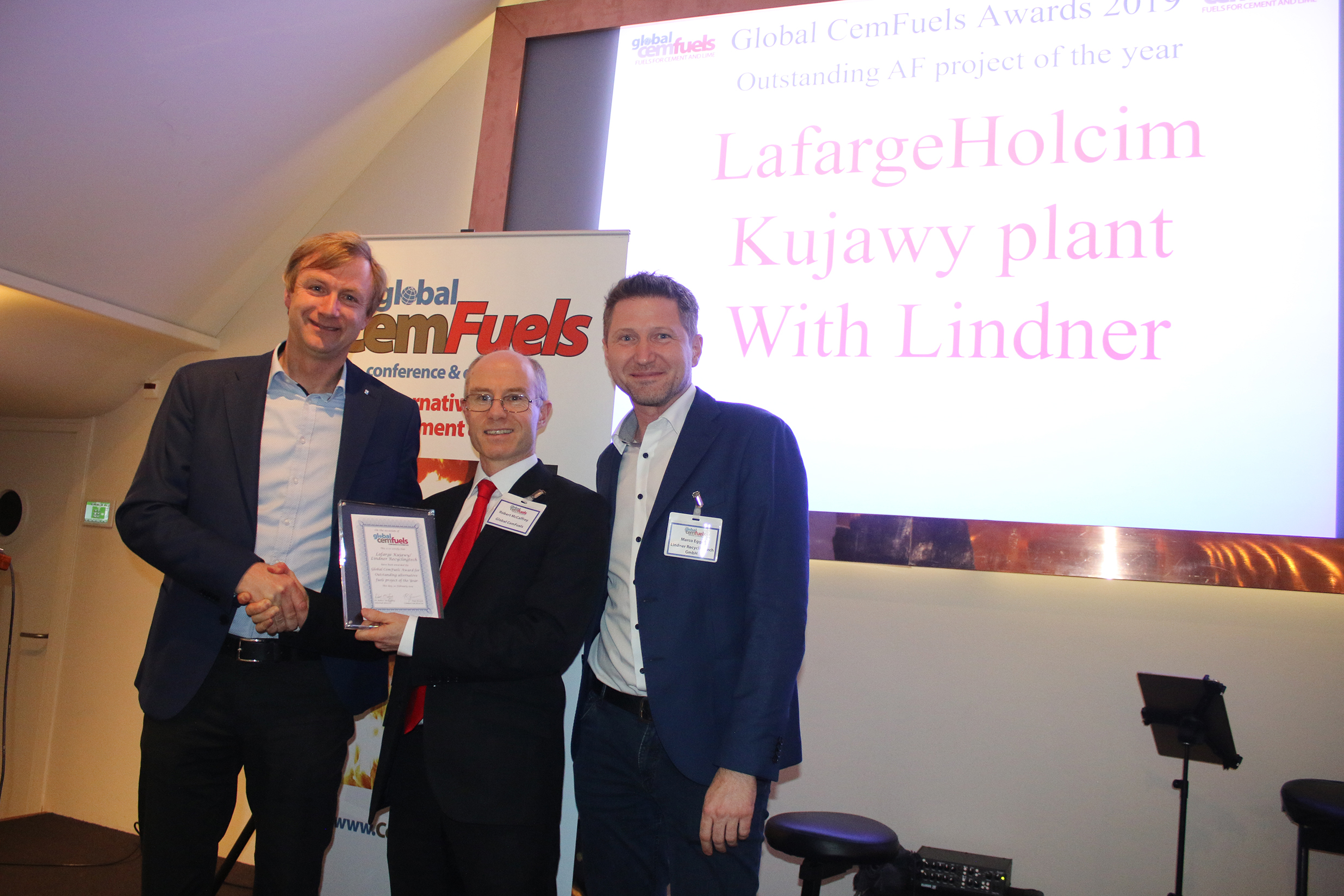 Überreichung des Global CemFuels Award durch Robert McCaffrey (Global CemFuels, Mitte) an Lindner Managing Director Michael Lackner (links) und Lindner Sales Manager Marco Egger (rechts) im Rahmen der Global CemFuels Conference and Exhibition in Amsterdam