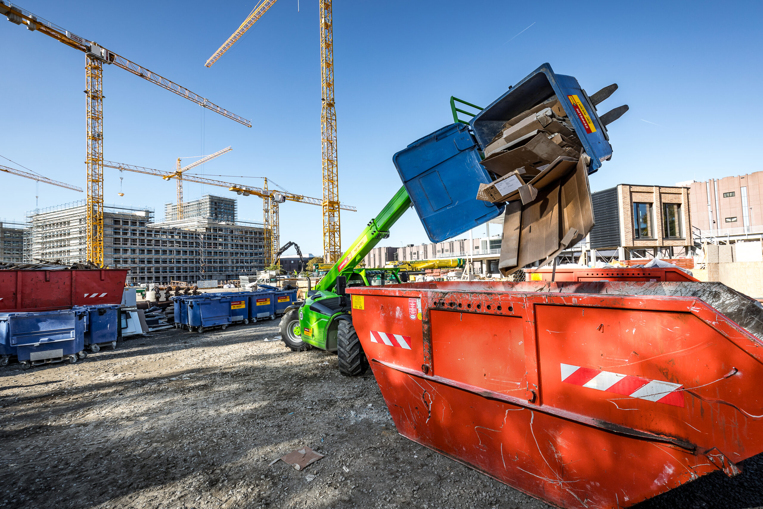 In großen, von allen Gewerken genutzten Containern, werden die einzelnen Abfallfraktionen zentral zwischengelagert. Bild: x21de – Reiner Freese