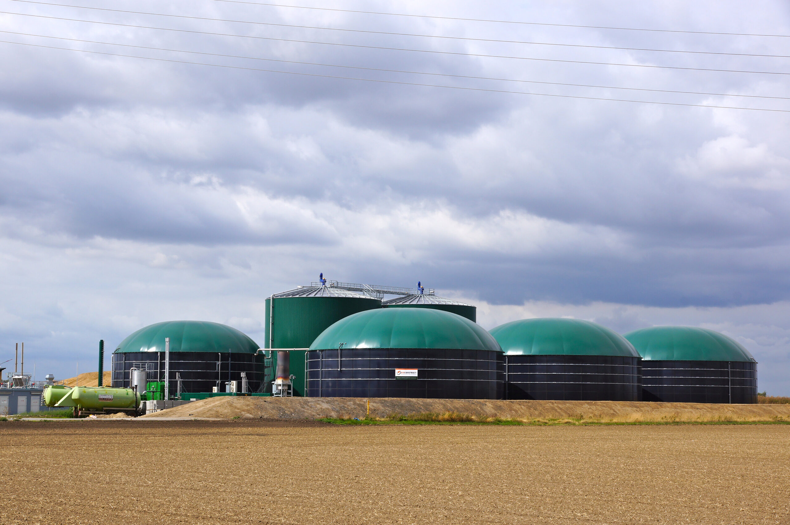 Die Biogasanlage im niedersächsischen Solschen erzeugt Biogas mit einem durchschnittlichen Methangehalt von 53 %. Nach der Aufbereitung werden pro Stunde 700 m3 Biomethan mit einem CH4-Gehalt von 89 % ins örtliche Gasnetz eingespeist. Das Herzstück der Anlage bilden zwei 20 m hohe Fermenter (Bildmitte) sowie fünf Zwischenlager für das Biogas und den Gärrest mit der typischen Halbkugelform. Bild: Atlas Copco