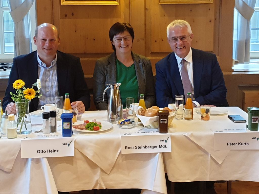 Gemeinsam für die Biotonne: Die Vorsitzende des Umweltausschusses, MdL Rosi Steinberger, mit dem VBS-Präsidenten Otto Heinz (l.) und dem BDE-Präsidenten Peter Kurth (r.). Bild: VBS
