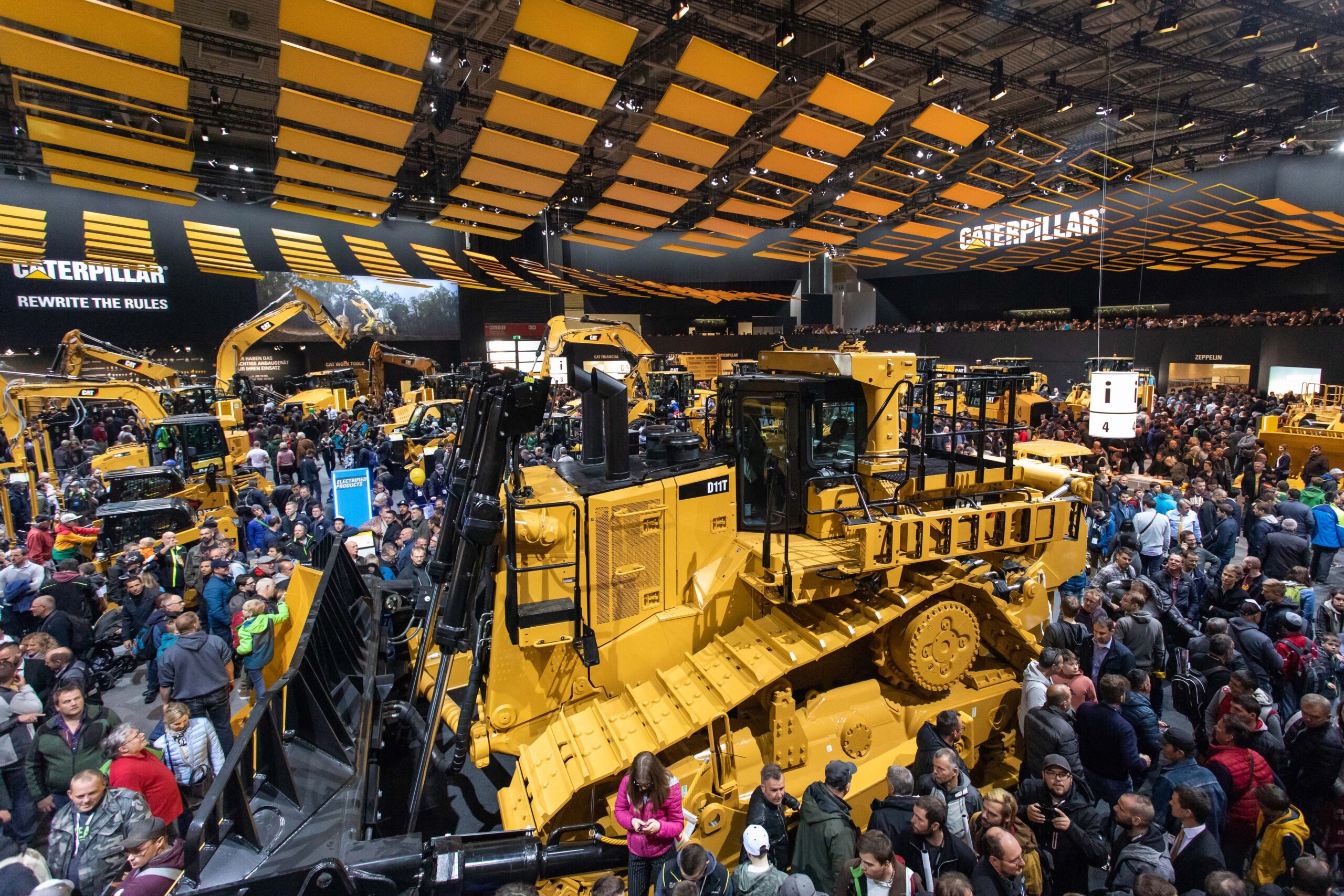 Anziehungspunkt auf dem Stand von Caterpillar und Zeppelin in Halle B6 waren der Cat Ket-tendozer D11, aber auch der Cat Radlader 992K und der Muldenkipper Cat 777G – die drei größten der über 60 Exponate. Bild: Zeppelin/Sabine Gassner/Michael Namberger
