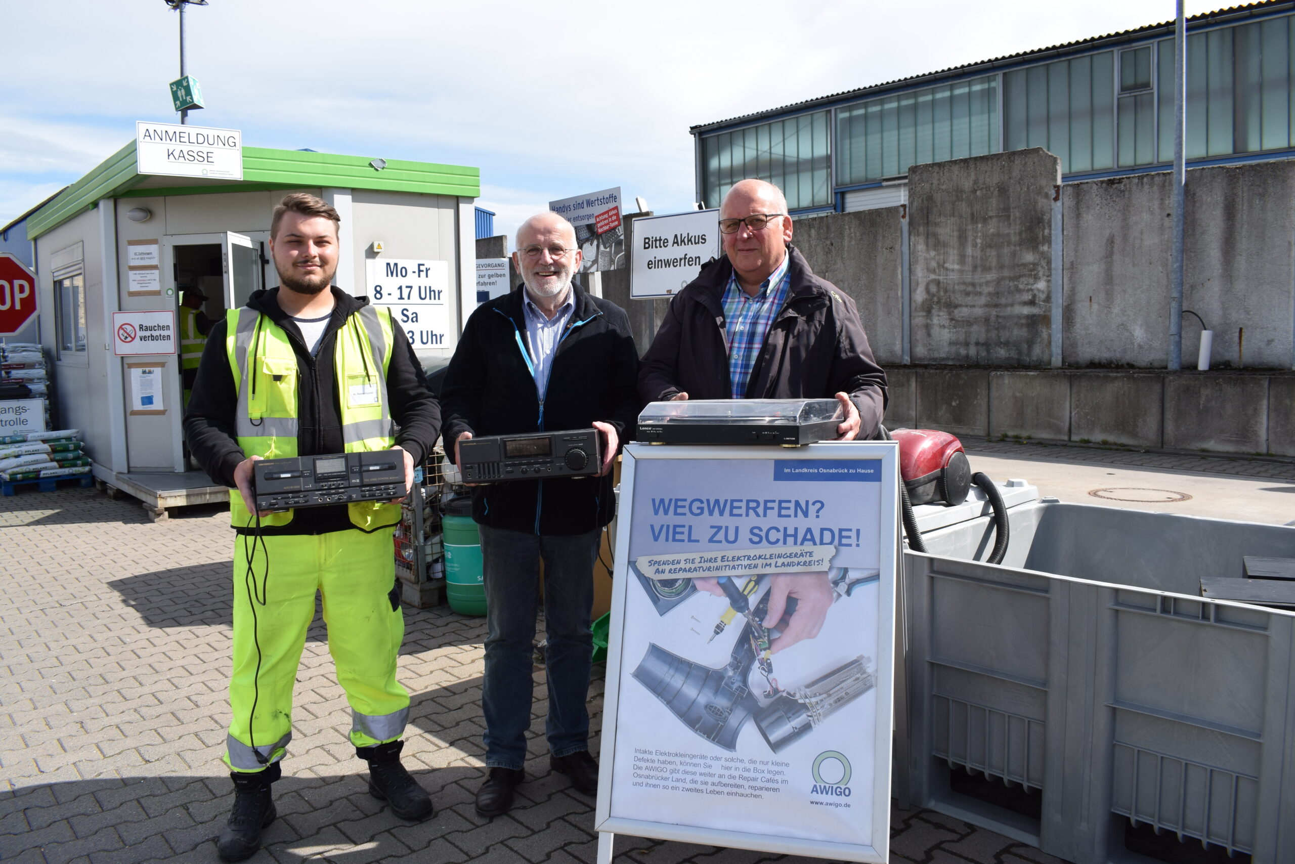 Franz-Josef Spreckelmeyer (rechts) und Hermann Wille (Mitte) holen bei AWIGO-Mitarbeiter Adrian Marco Reimschüssel (links) Elektrogeräte ab. Foto: D. Pommer/AWIGO