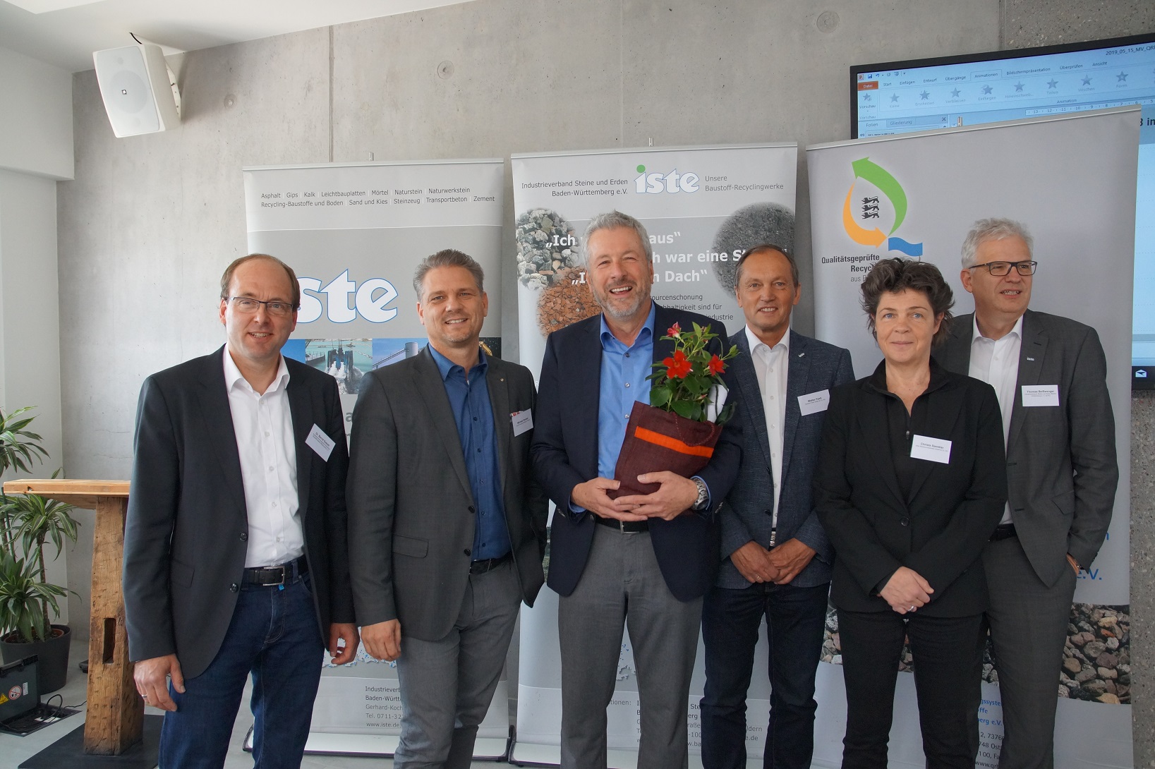 Von links nach rechts: QRB-Geschäftsführer Dr. Bernd Susset, neuer QRB-Vorsitzender Michael Knobel, ehemaliger QRB-Vorsitzender Eberhard Ludwig, QRB-Vorstandsmitglied Walter Feeß, Vorsitzender der ISTE-Fachgruppe Recycling-Baustoffe und Boden Christa Szenkler und ISTE-Hauptgeschäftsführer Thomas Beißwenger (Foto: Industrieverband Steine und Erden
Baden-Württemberg e. V.)