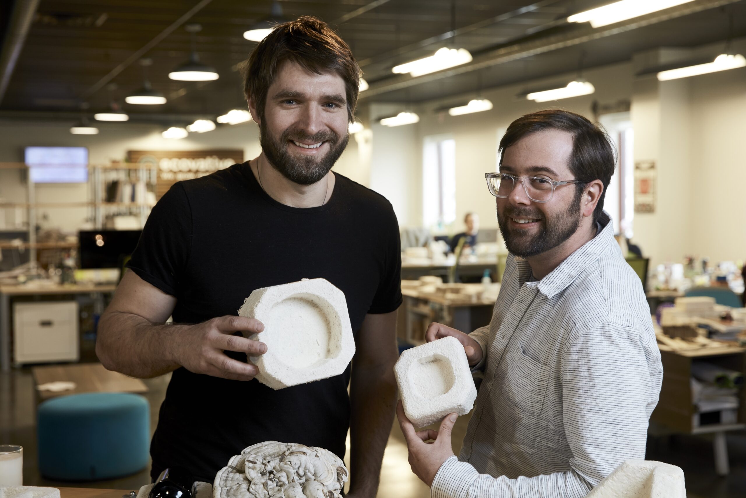 Mit Pilzen ökologische Verpackungen züchten: Eben Bayer und Gavin McIntyre (v.l.n.r.) als Finalisten für den Europäischen Erfinderpreis 2019 nominiert. (Foto: EPA)