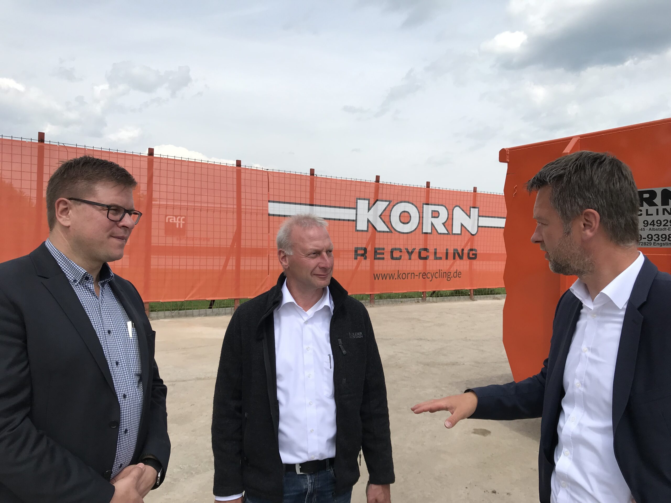 (v.l.n.r.) Geschäftsführer Alexander Korn,
Niederlassungsleiter Wolfgang Jestädt und
Tobias Pokrop, Bürgermeister von Riederich.
Foto: Korn Recycling GmbH