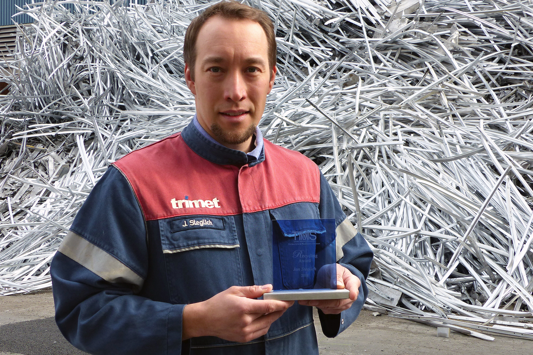 Jan Steglich mit dem TMS-Award. Bild: Trimet Aluminium SE