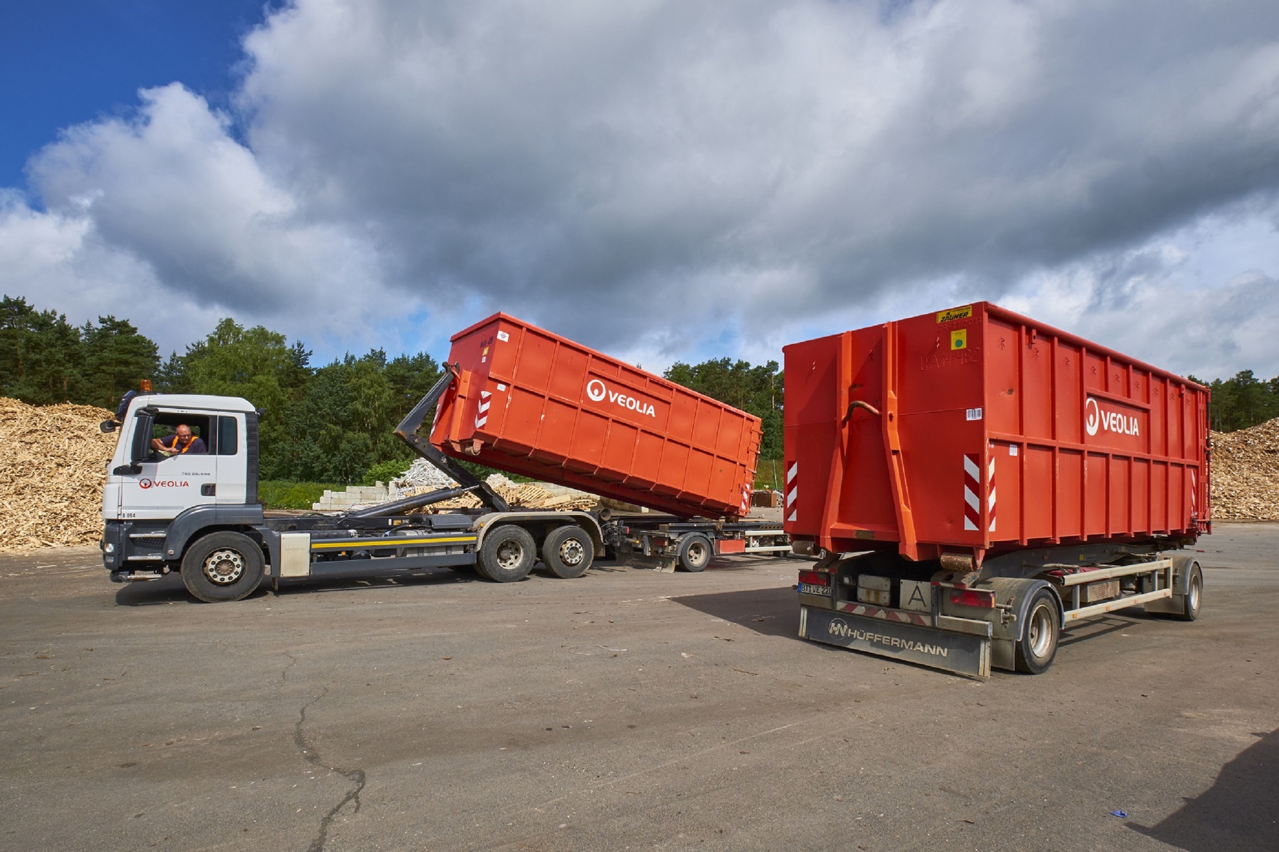 Veolia Umweltservice Süd GmbH &amp; Co. KG..Location: Laubberg 1, Hahnbach..Abroller-Fahrzeug mit Gleitabrollbehälter