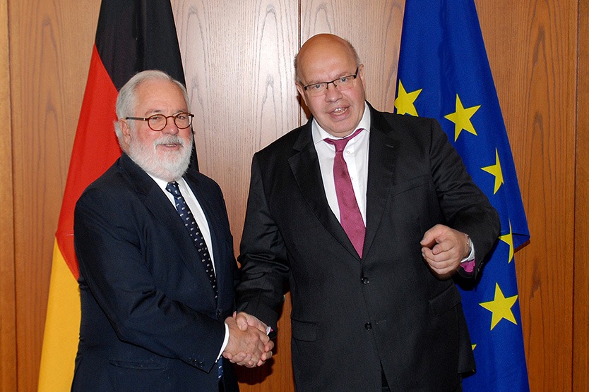 Bundeswirtschaftsminister Altmaier (rechts) und der für Klimaschutz und Energie zuständige EU-Kommissar Miguel Arias Cañete (BMWi/Andreas Mertens)