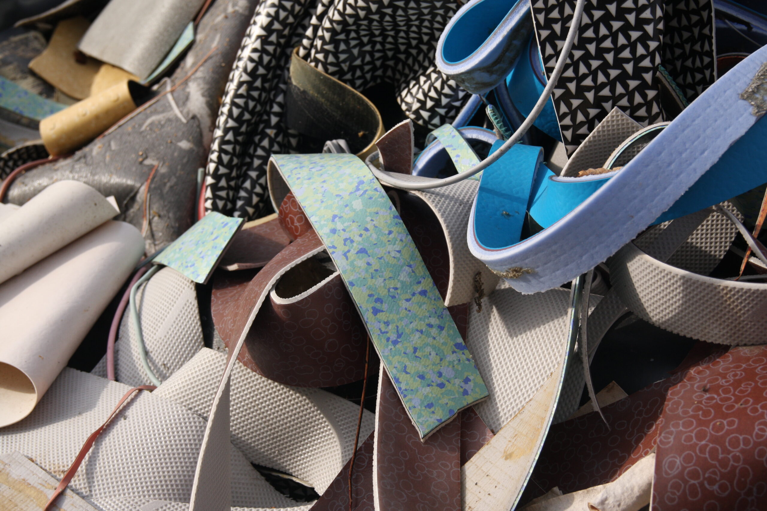 Gesammelte post-consumer PVC-Fußbodenbeläge. Bild:
Arbeitsgemeinschaft PVC Bodenbelag Recycling (AgPR)