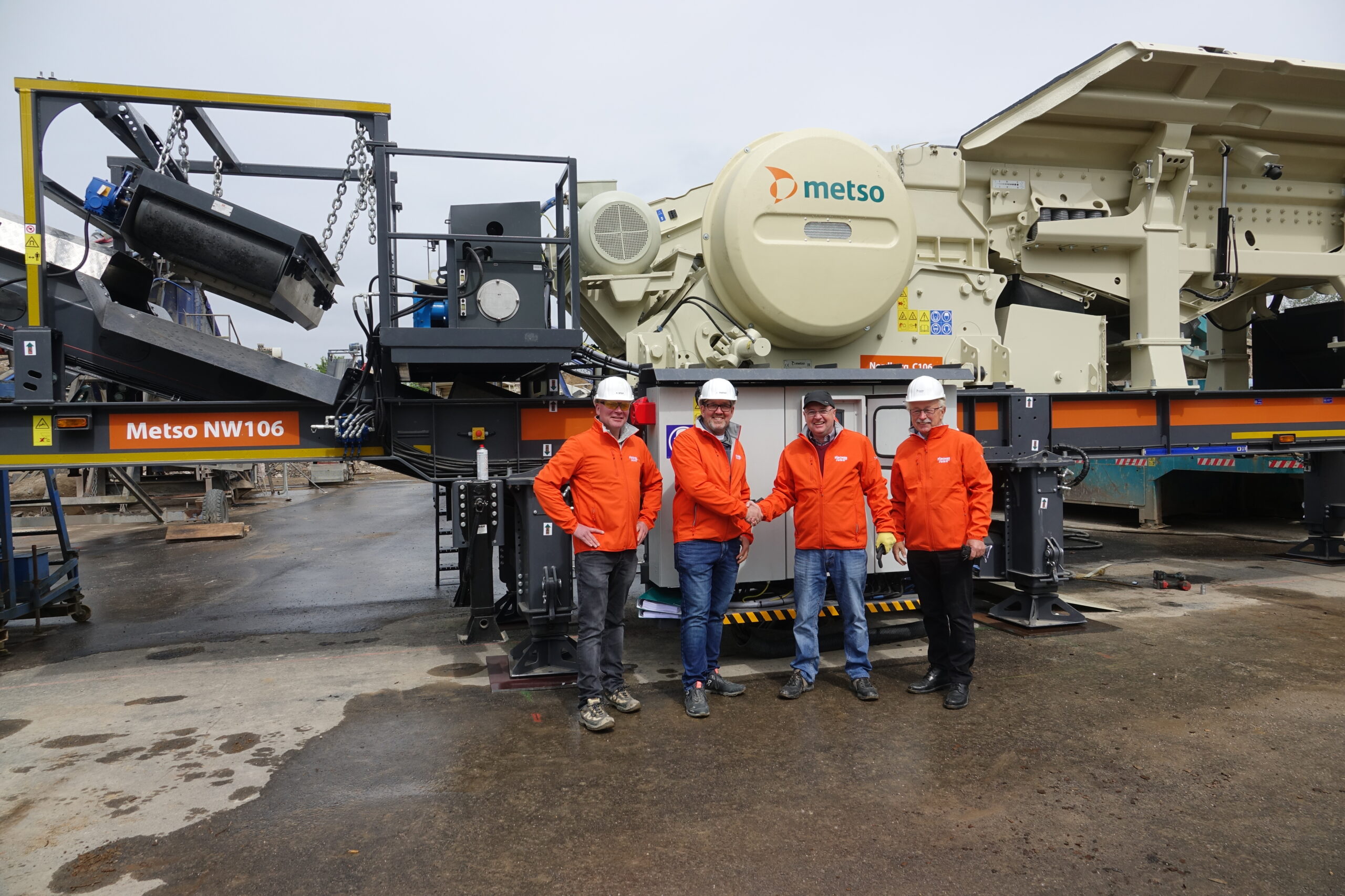 Vor dem elektrisch betriebenen semimobilen Nordwheeler: (v.l.) Hugo Van Benthem (Metso Germany), Ralph Phlippen (Fischer-Jung Aufbereitungstechnik), Joachim Schnock (Hückelhovener Bauschutt-Recycling), Egon Plew (Fischer-Jung Aufbereitungstechnik). Foto: Metso