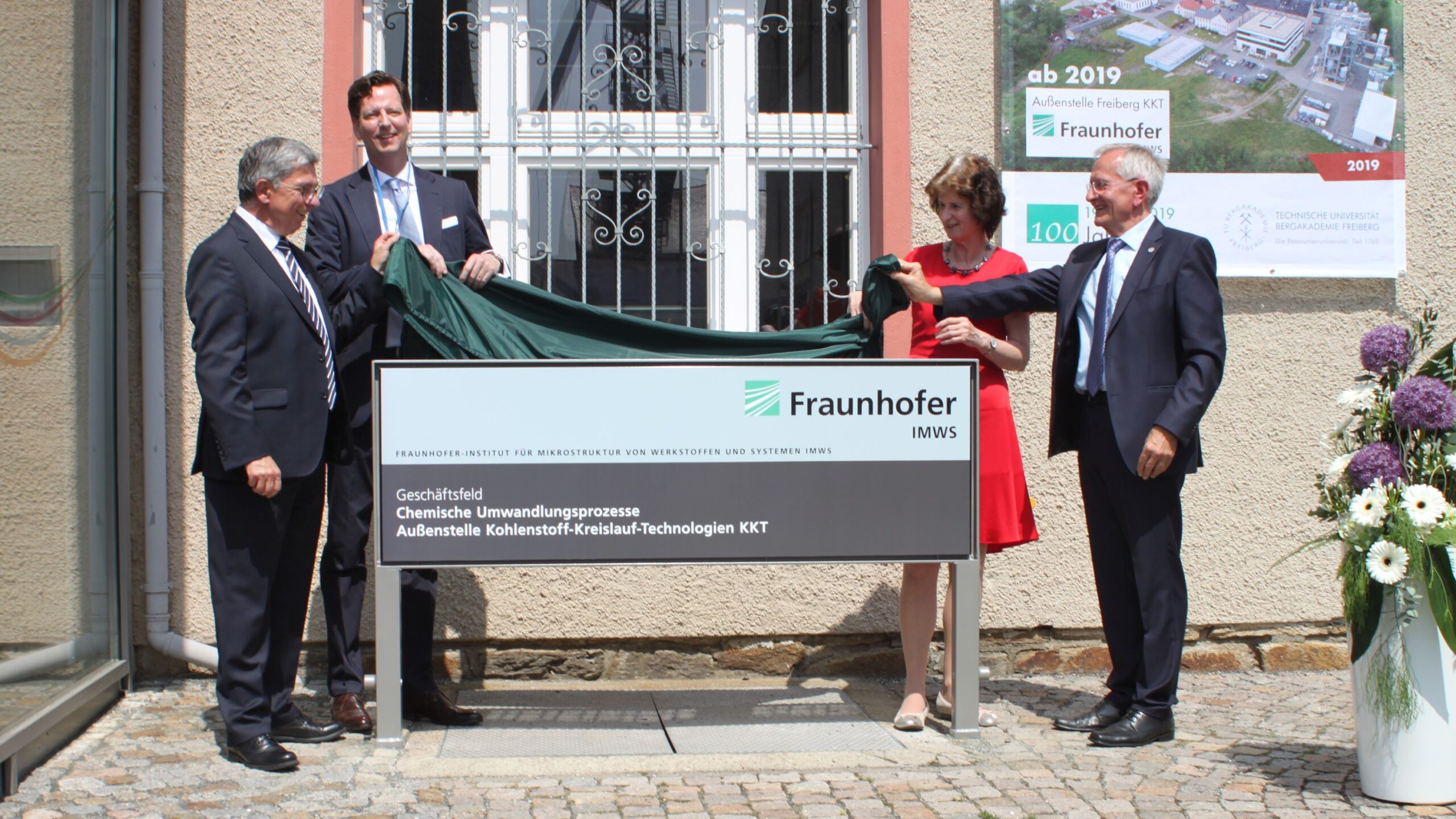 Prof. Dr. Klaus-Dieter Barbknecht, Rektor der TU Bergakademie Freiberg, PD Dr. Christian Growitsch, stv. Institutsleiter des Fraunhofer IMWS, Dr. Eva-Maria Stange, Staatsministerin im Ministerium für Wissenschaft und Kunst des Freistaats Sachsen, und Prof. Dr. Bernd Meyer, Direktor des Instituts für Energieverfahrenstechnik und Chemieingenieurwesen (IEC) der TU Bergakademie Freiberg und Leiter des Geschäftsfelds »Chemische Umwandlungsprozess« am Fraunhofer IMWS (von links) eröffneten die neue Forschungseinrichtung. © TU Bergakademie Freiberg
