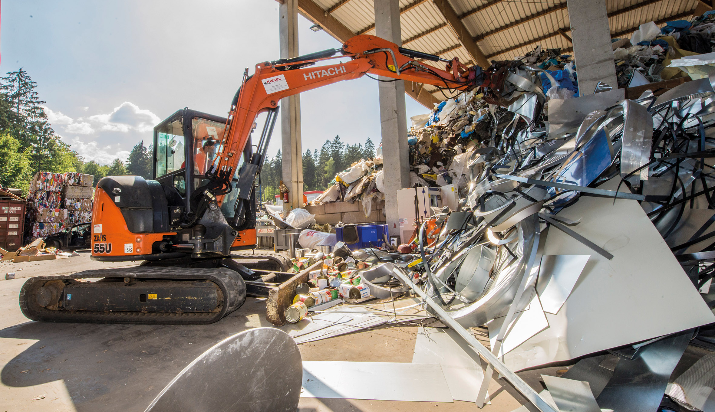 Mit dem Greifer sortiert der Hitachi ZX55U-5 die einzelnen Wertstoffkomponenten. Bild: Kiesel GmbH