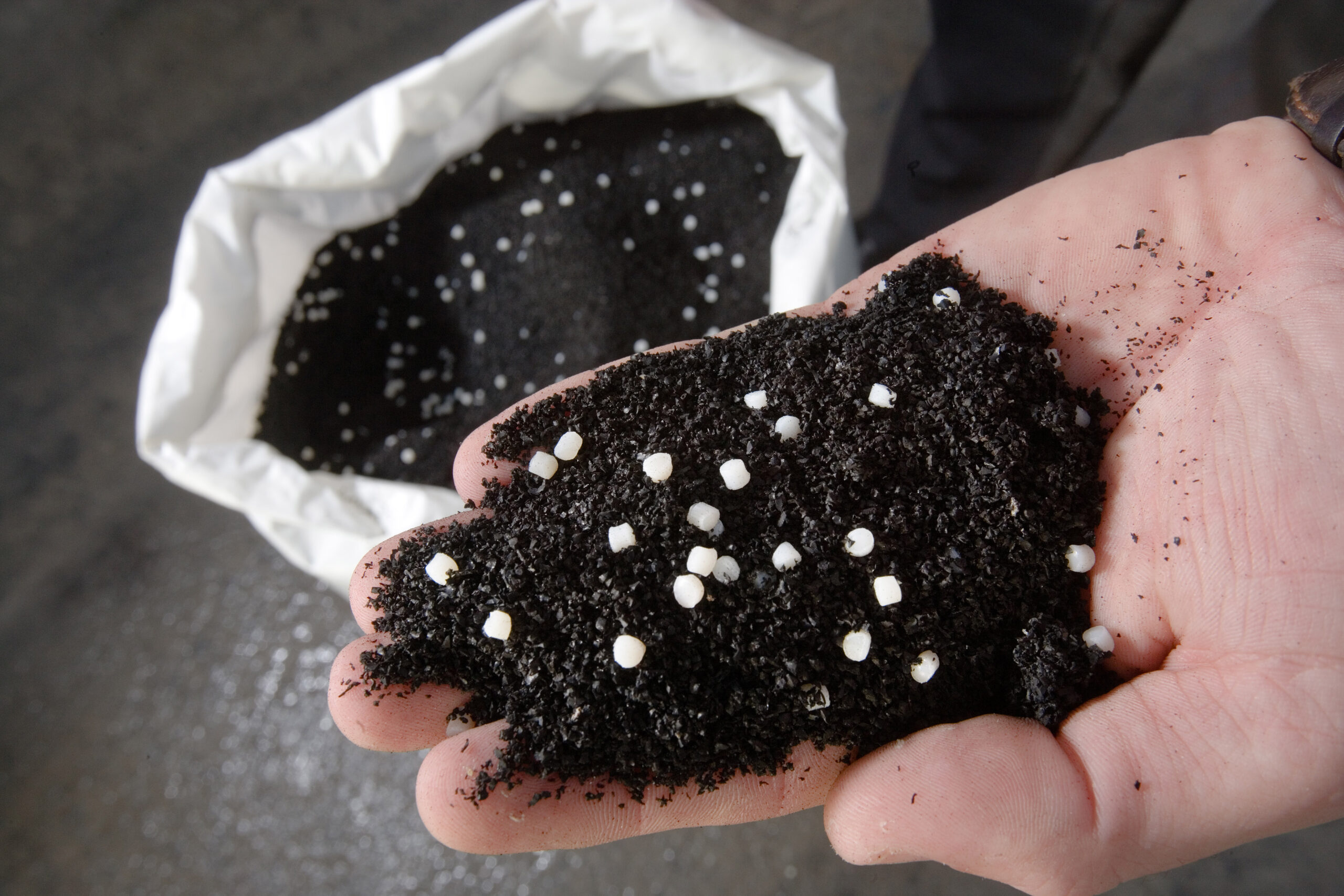 Auf der diesjährigen K-Messe präsentiert Evonik ein Prozessadditiv für effizientes Recycling von Altgummi. Bild: Evonik