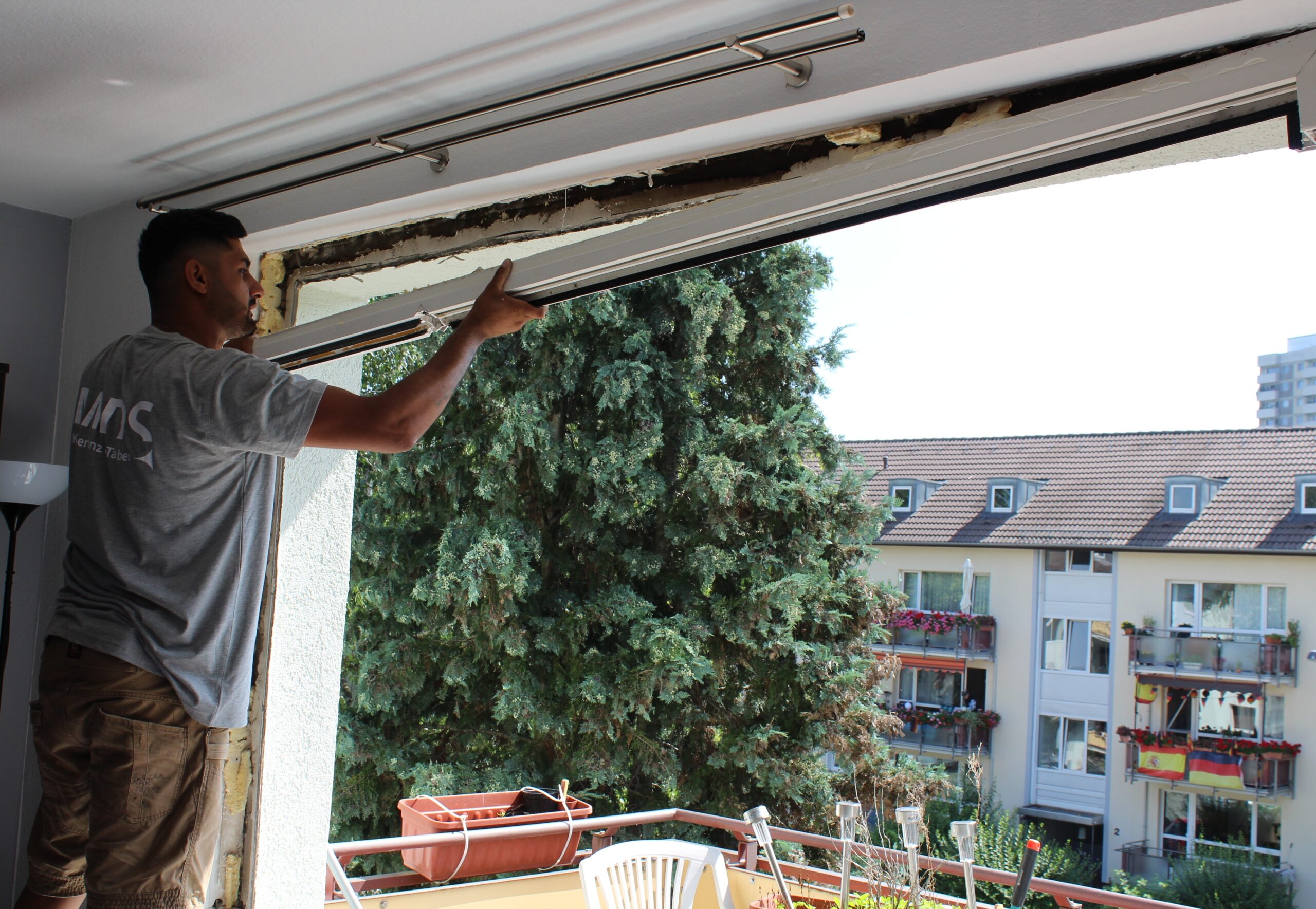 Ausbau von ausgedienten Fensterelementen, die ins werkstoffliche Recycling bei Rewindo-Recyclingpartnern gelangen. (Quelle: Rewindo)