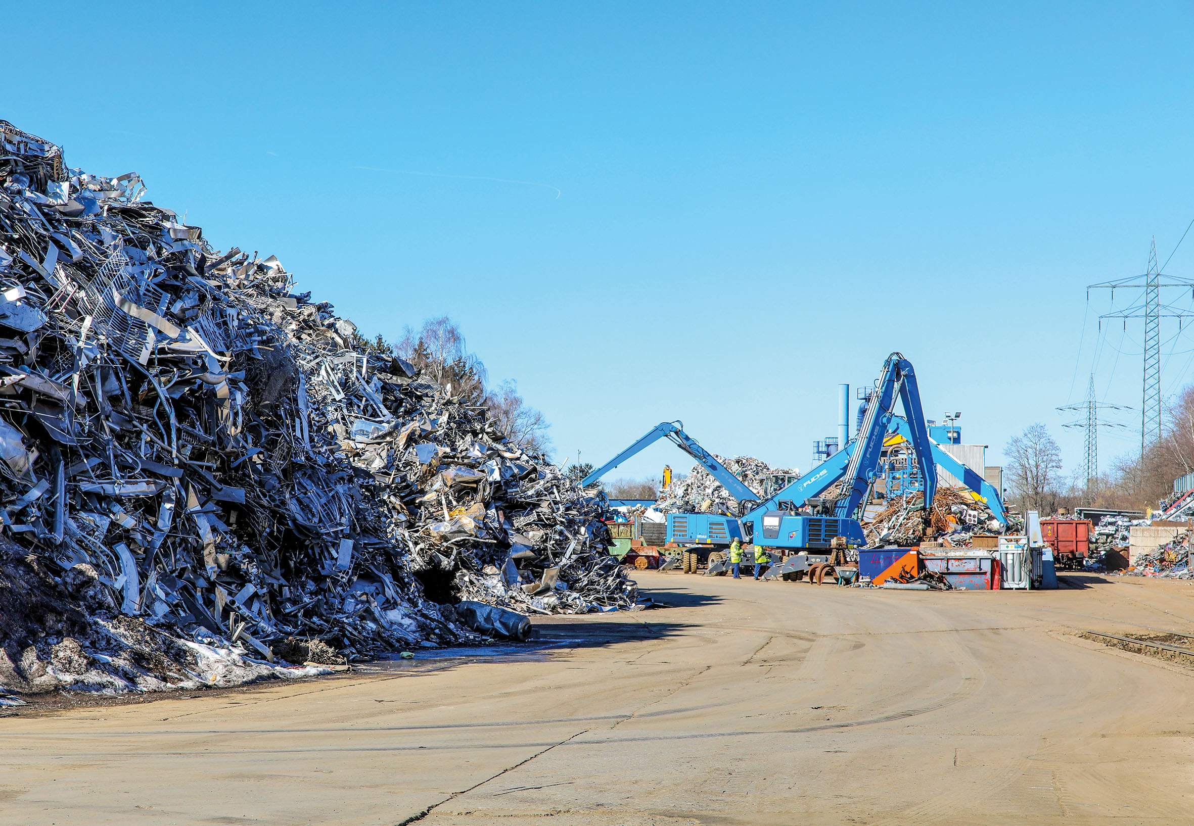 Die Farbe Blau dominiert. Auf dem Werksgelände der Alfa Recycling in München-Aubing sind viele Fuchs-Bagger im Einsatz. Die Maschinen übernehmen sämtliche Sortier- und viele Beschickungsarbeiten.