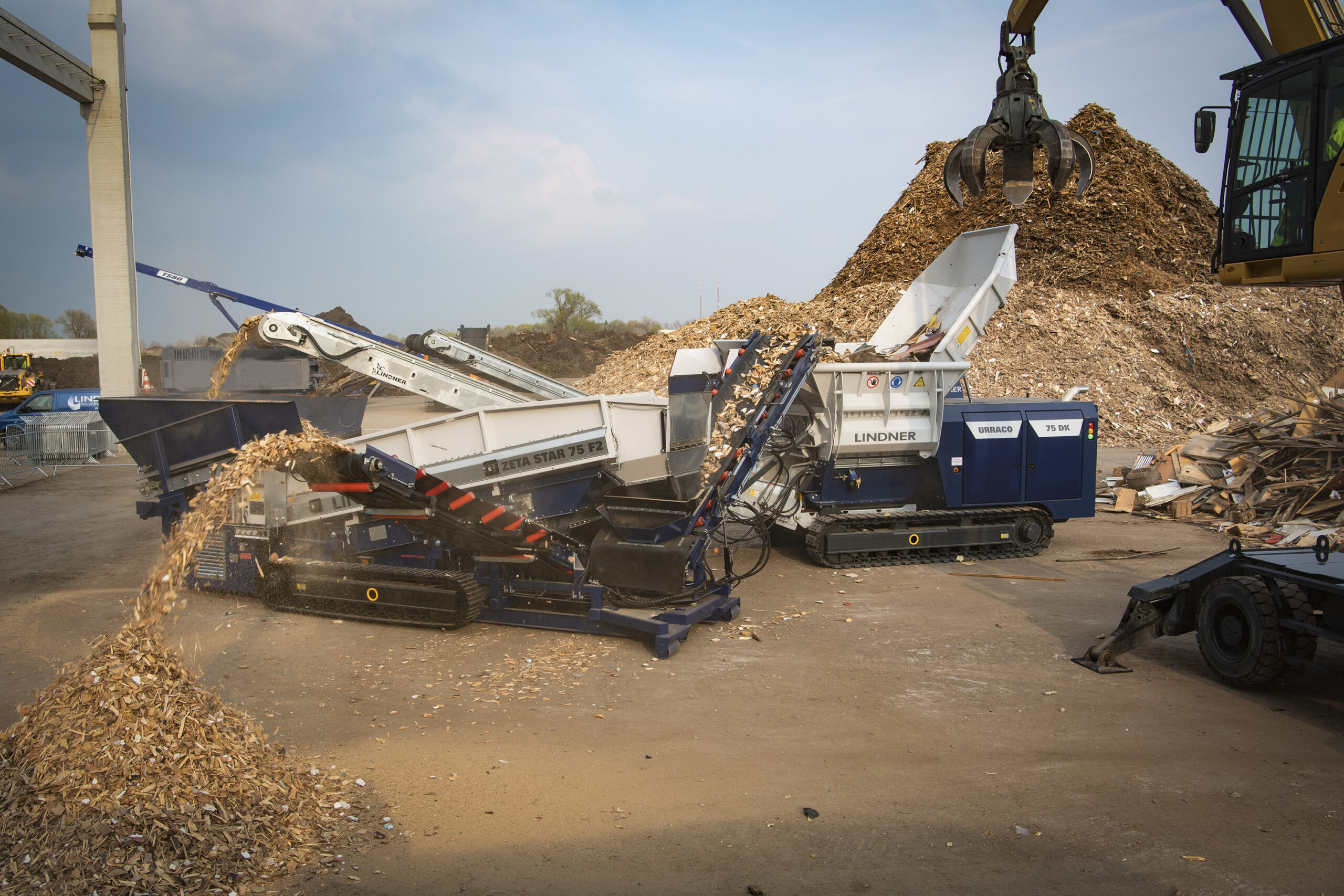 Die mobile Systemlösung bestehend aus dem Zerkleinerer Urraco 75 DK und dem Sternsieb Zeta Star 75 F2 DK soll die Produktion von sauberem P63-Endkorn bei einem Durchsatz von bis zu 25 Tonnen pro Stunde ermöglichen. Bild: Lindner Recyclingtech