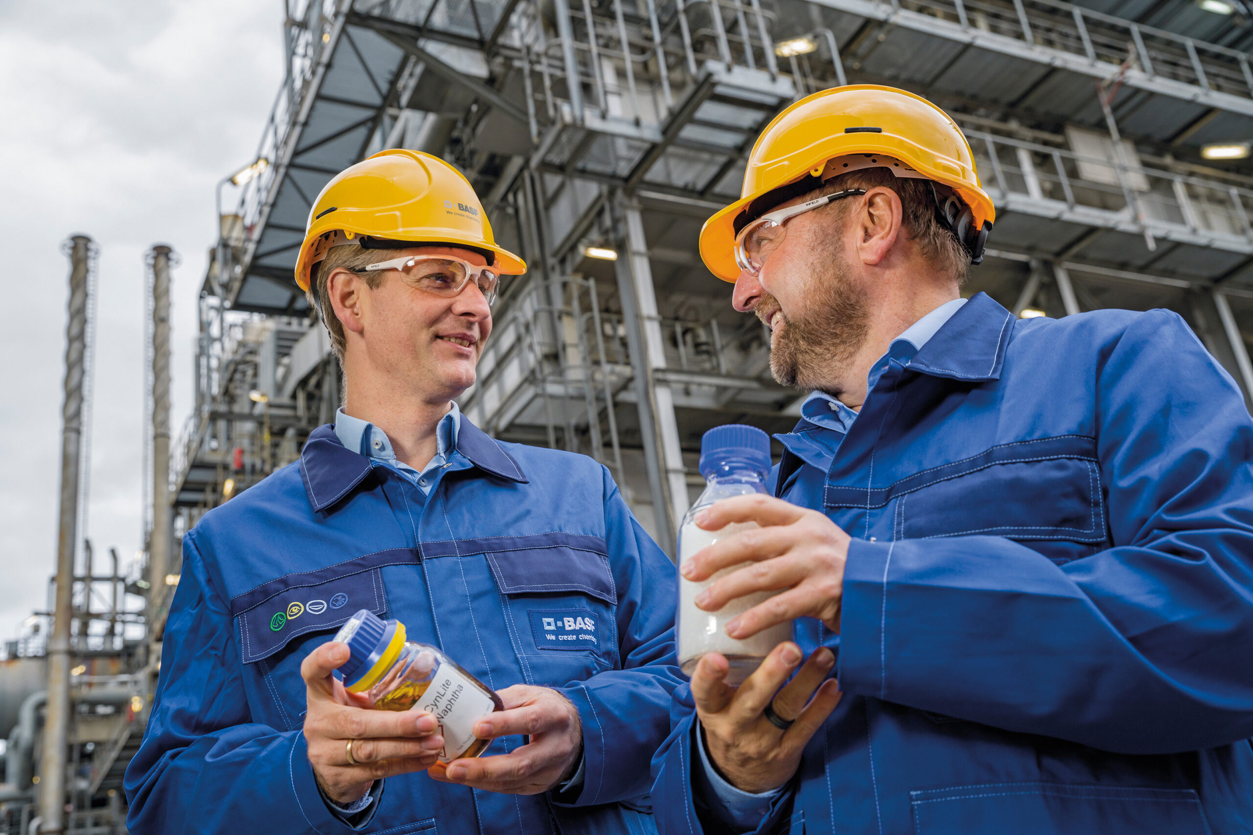 Das ChemCycling-Projekt von BASF legt seinen Fokus darauf, Kunststoffabfälle in der chemischen Produktion wiederzuverwenden statt sie zu entsorgen. Dabei werden Kunststoffabfälle durch thermochemische Verfahren in neue Rohstoffe umgewandelt und anstelle von fossilen Ressourcen in den BASF-Verbund eingespeist. Die daraus resultierenden neuen chemischen Produkte weisen die gleiche Qualität auf wie Produkte aus fossilen Rohmaterialien.