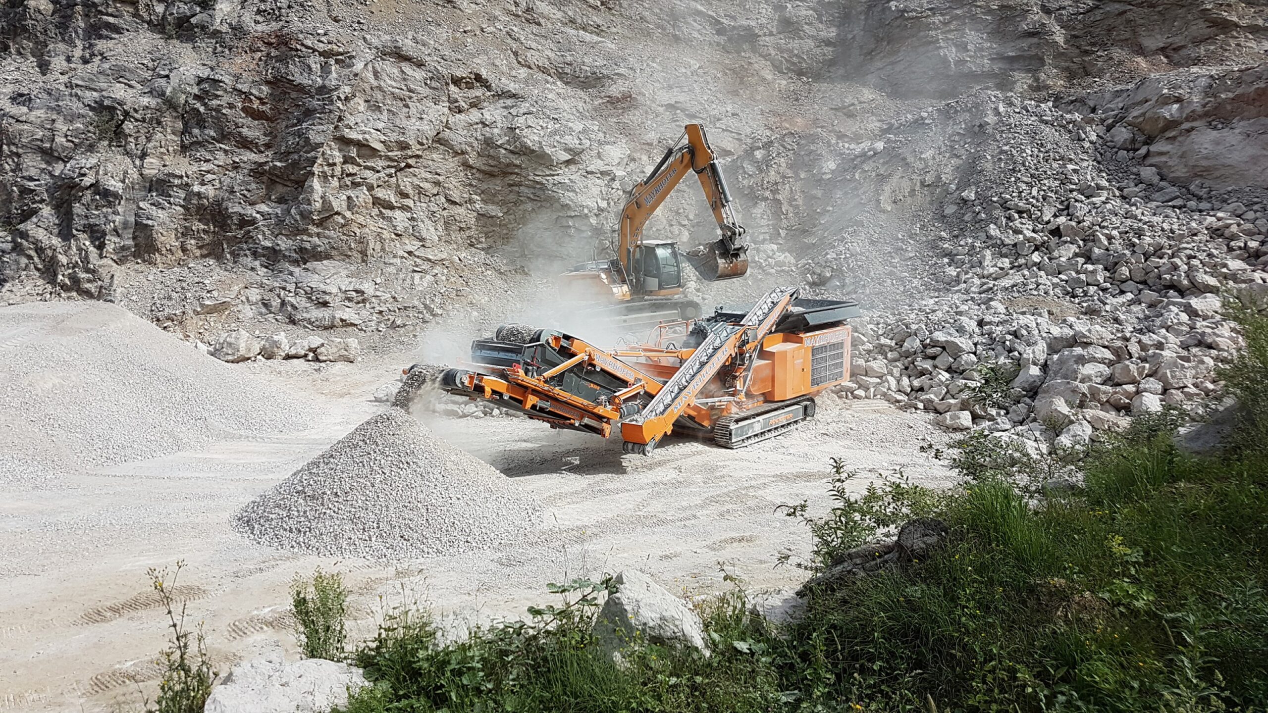 Rockster Prallbrecher R1100S im Kalksteinbruch bei Scharfling zur Aufbereitung von 0-45mm Endkorn bei einem Ausgangsmaterial von bis zu 650mm Kantenlänge. Bild: Rockster