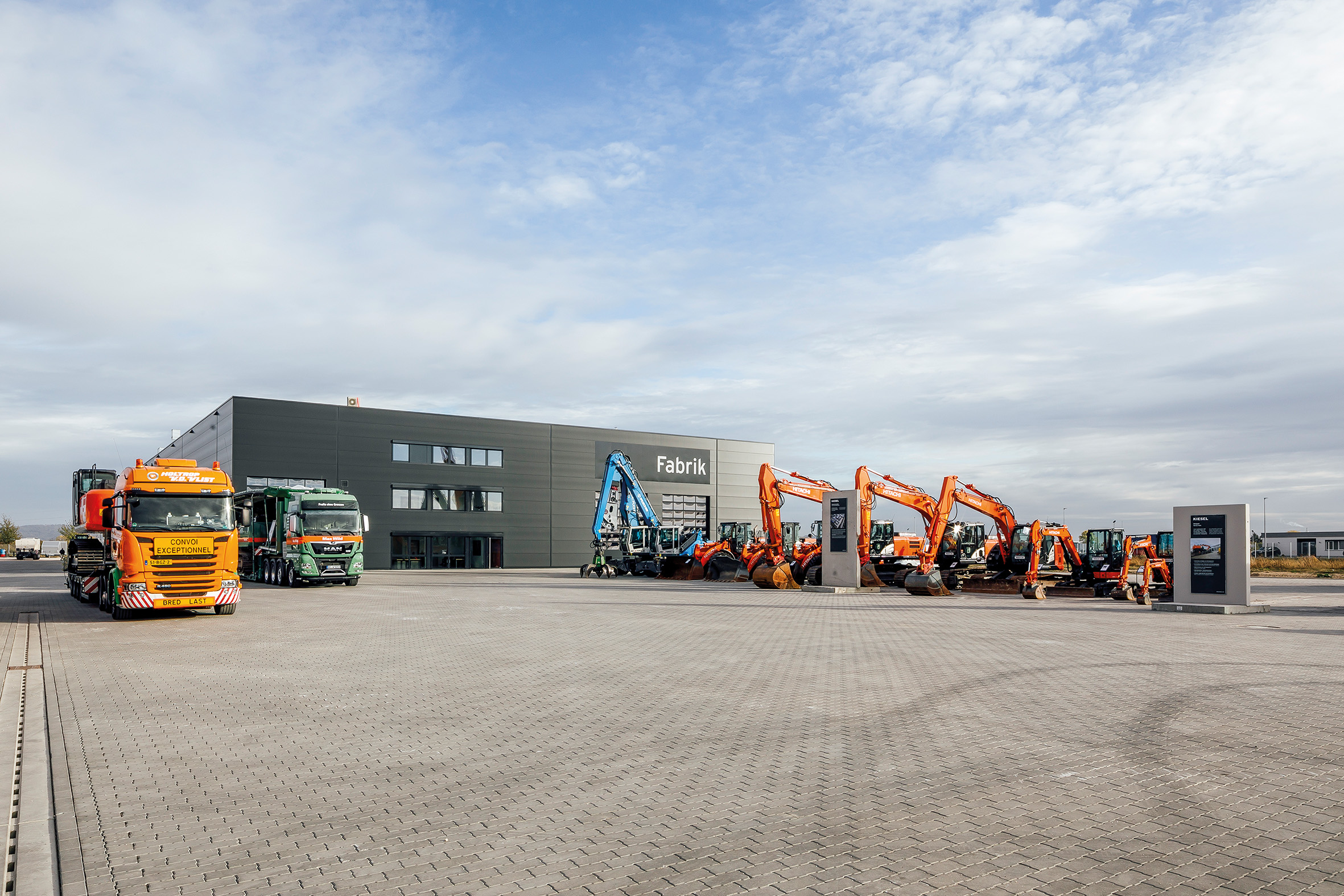 In der 3.800 qm großen Kiesel-Fabrik werden neue Baumaschinen vor Auslieferung entsprechend Kundenwunsch umgerüstet.
Foto: Weissengruber & Partner
