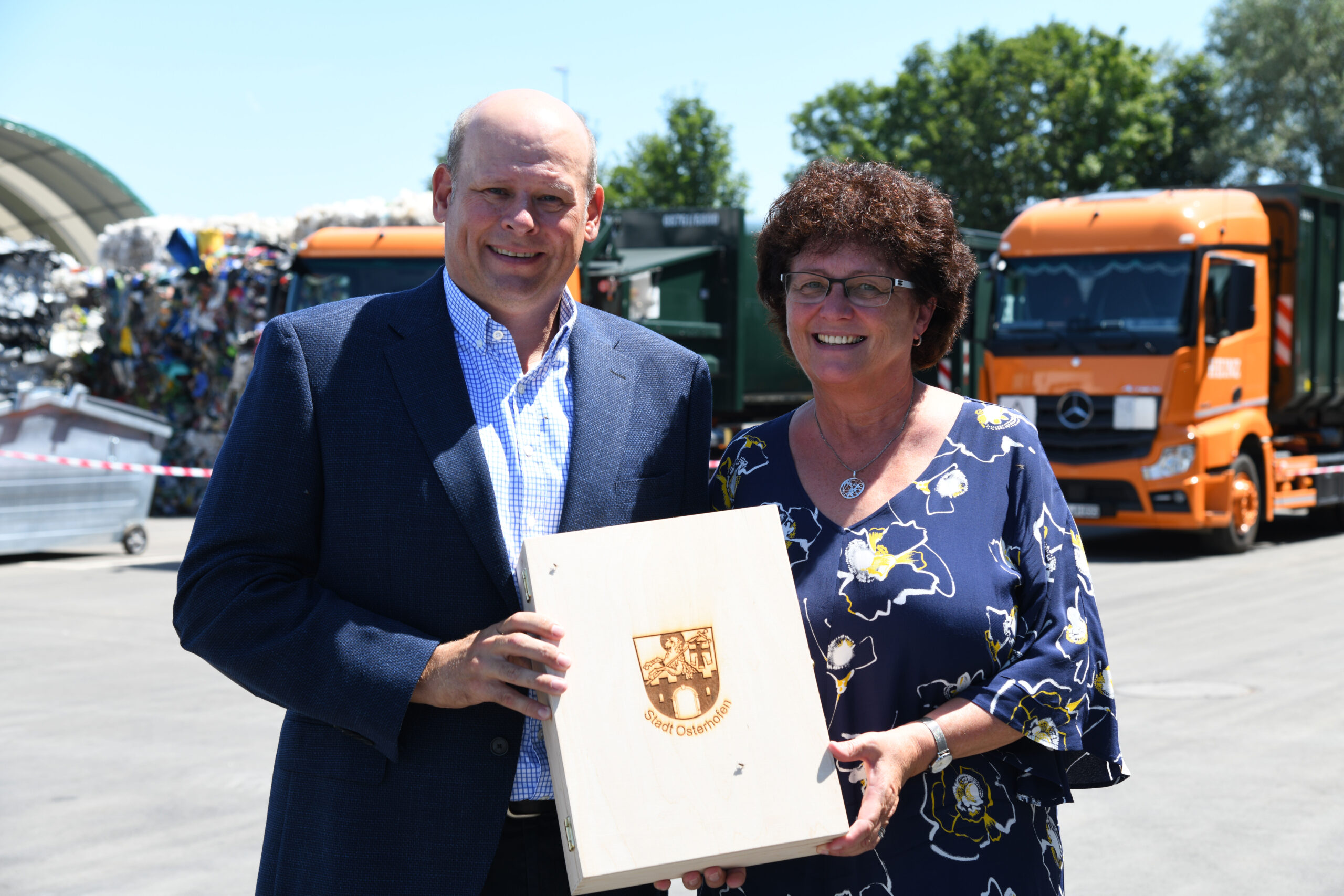 Nach umfassenden Modernisierungsmaßnahmen ist der Standort Osterhofen fit für die Zukunft. Liane Sedlmeier, Bürgermeisterin Osterhofen, überbrachte Geschäftsführer Otto Heinz die Glückwünsche der Gemeinde.
