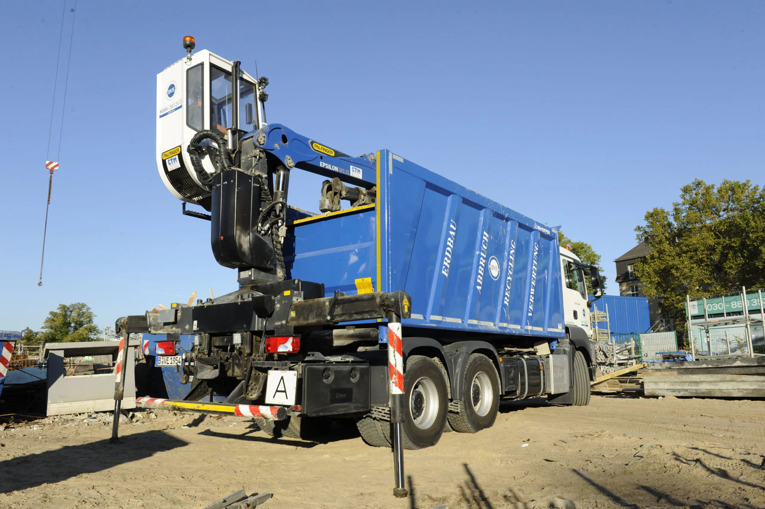 Recyclingkran räumt auf Baustellen auf