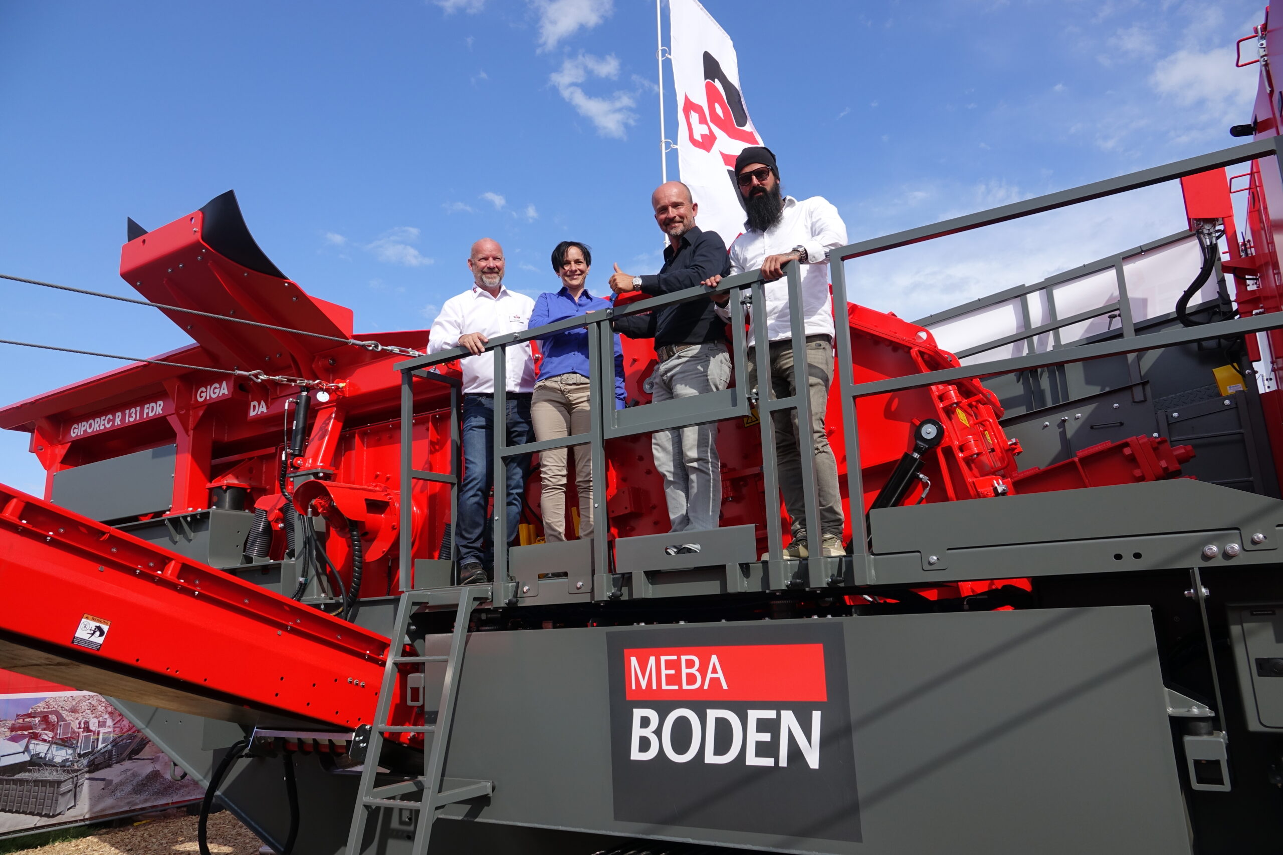 Übergabe auf der RecyclingAKTIV: (v.l.) Rolf Lieben von Apex-Fördertechnik, Claudia Gisler von GIPO, Rainer Krings und Steven Junglas von Meba.