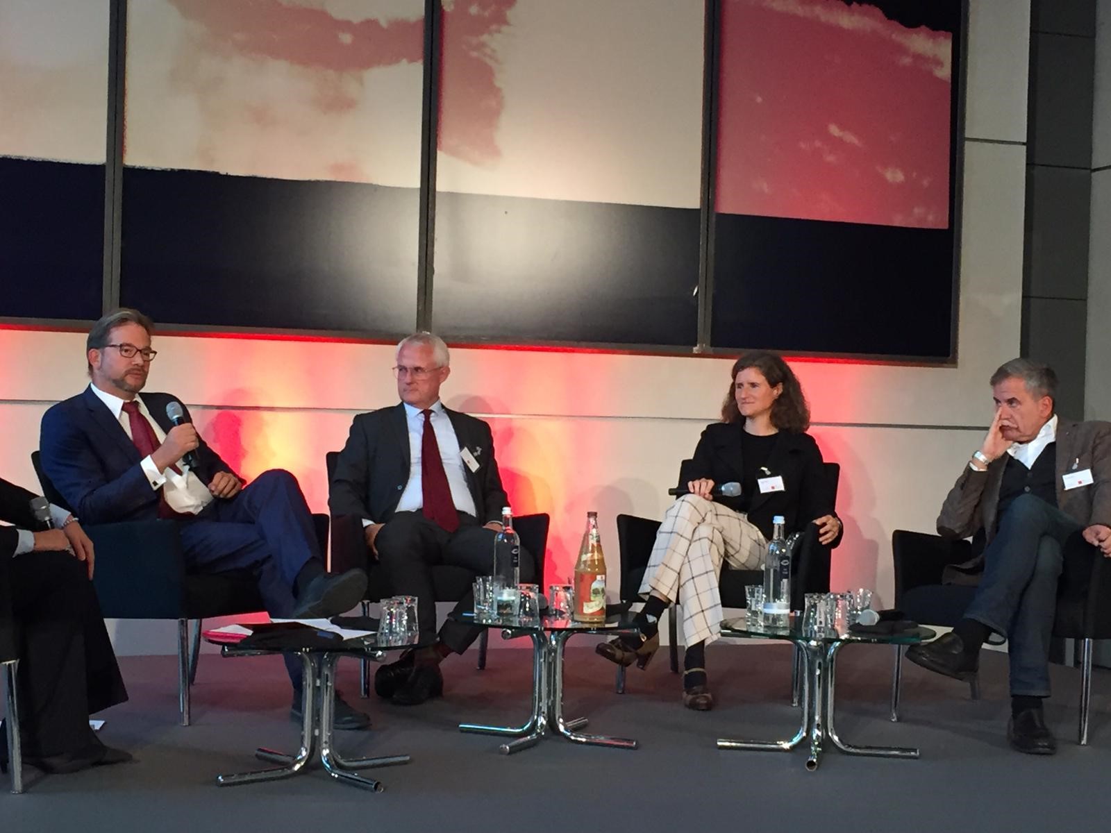 (von links nach rechts): Florian Pronold (Parlamentarischer Staatssekretär BMU), Peter Kurth (Präsident BDE), Naemi Denz (Geschäftsführerin VDMA Abfall- und Recyclingtechnik), Timothy Glaz (Leiter Corporate Affairs Werner & Mertz); Bild: VDMA
