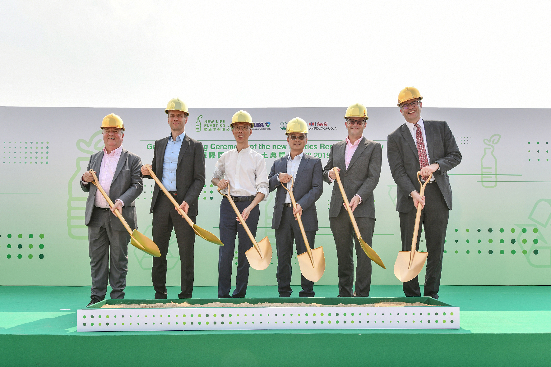 Von links nach rechts: Nigel Mattravers, Repräsentant New Life Plastics Ltd., Dr. Axel Schweitzer, Vorstandsvorsitzender ALBA Group, Wong Kam-sing, Umweltminister der Sonderverwaltungszone Hongkong, Ben Ng, Vorsitzender der Baguio Green Group, Patrick Healy, Geschäftsführer von Swire Coca-Cola Limited, und Matthew Lobner, Head of International, Asia Pacific and Head of Strategy and Planning, Asia Pacific, HSBC. Bild: New Life Plastics Ltd.