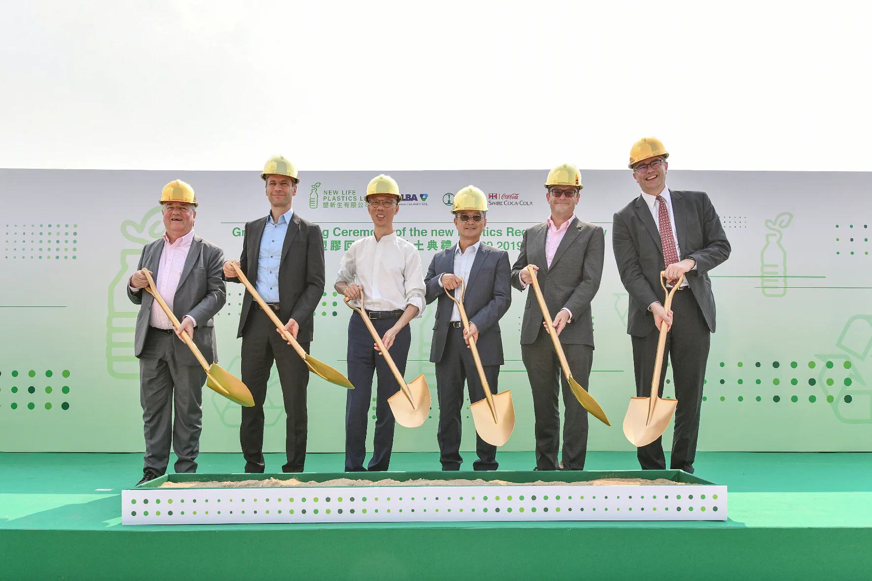 Von links nach rechts: Nigel Mattravers, Repräsentant New Life Plastics Ltd., Dr. Axel Schweitzer, Vorstandsvorsitzender ALBA Group, Wong Kam-sing, Umweltminister der Sonderverwaltungszone Hongkong, Ben Ng, Vorsitzender der Baguio Green Group, Patrick Healy, Geschäftsführer von Swire Coca-Cola Limited, und Matthew Lobner, Head of International, Asia Pacific and Head of Strategy and Planning, Asia Pacific, HSBC. Bild: New Life Plastics Ltd.