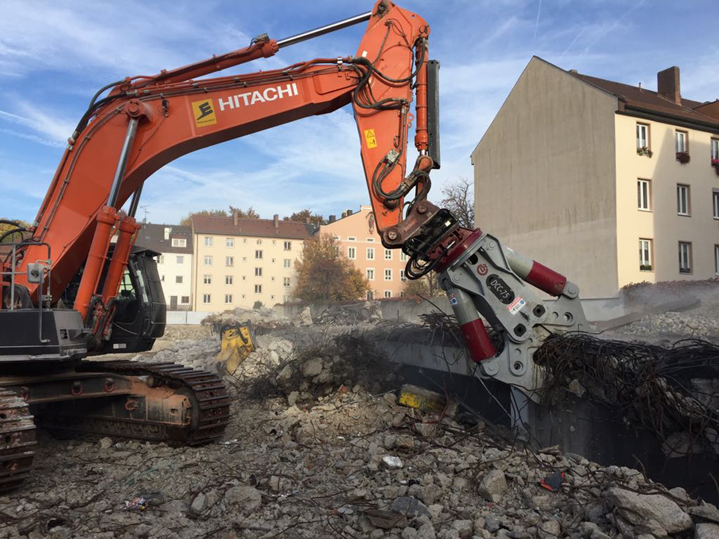 Die Zweizylinderscheren von Demarec beißen bei der Firma Ettengruber „auf Stahl“. Bild: Kiesel GmbH