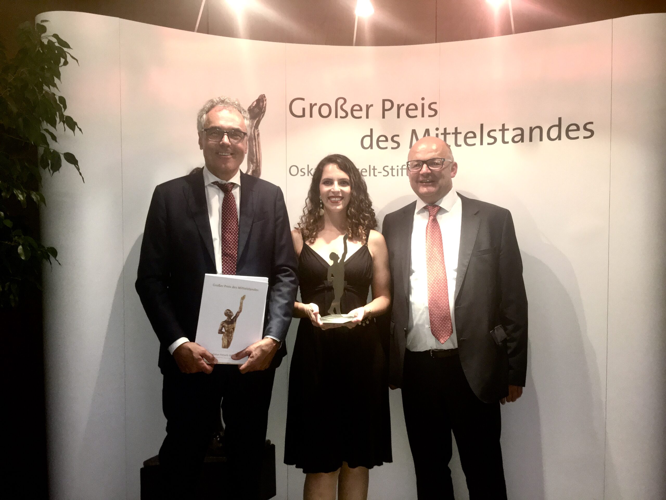 Willi Stadler, CEO und Eigentümer der Stadler-Gruppe, Marina Castro Hempel, Marketing Manager Stadler Anlagenbau und Claus Maier, CFO Stadler-Gruppe (v.l.n.r.) mit dem Preis.