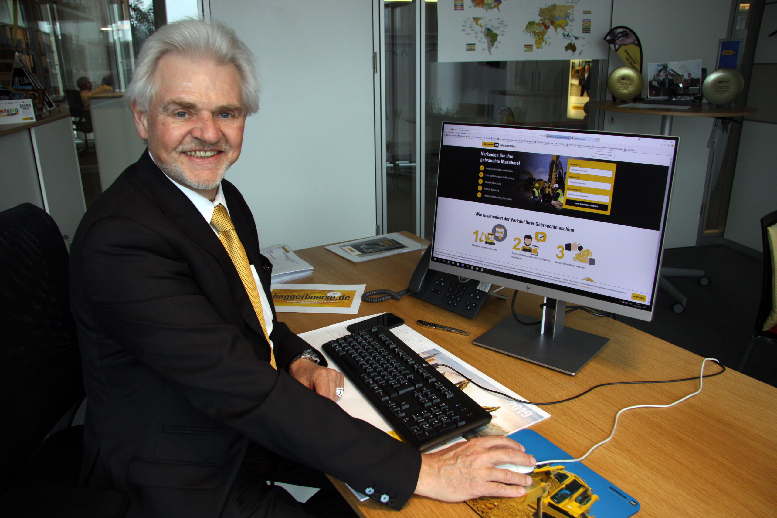 Kurt Kerler, Bereichsleiter Gebrauchtmaschinen bei Zeppelin, setzte sich mit seinem Team zusammen, um die Online-Baggerbörse zu entwickeln. Foto: Caterpillar/Zeppelin