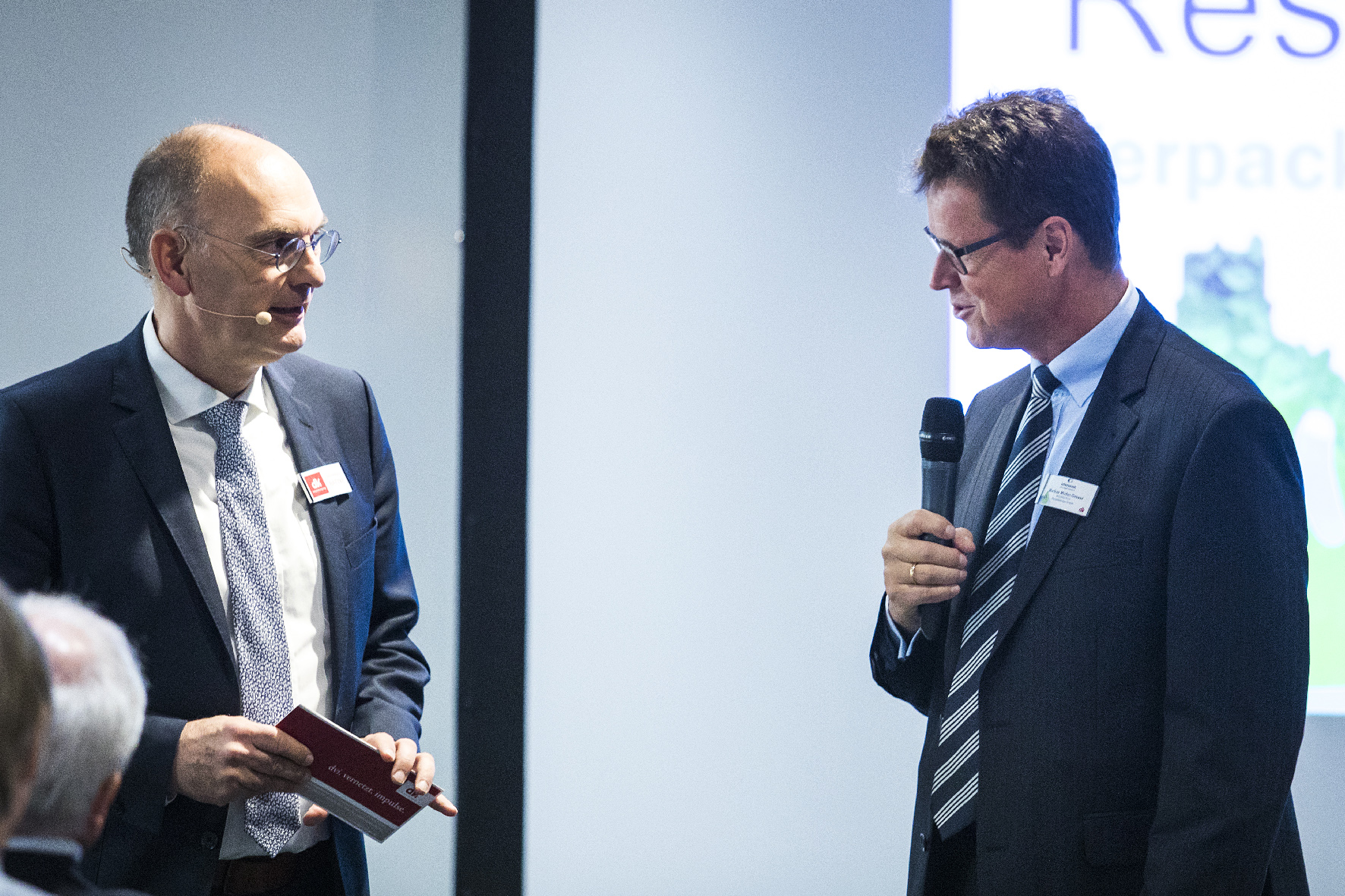 (v.l.n.r.) Winfried Batzke, Geschäftsführer dvi, und Markus Müller-Drexel, Geschäftsführer INTERSEROH Dienstleistungs GmbH, auf der „Future Resources 2018“ Bild: Alba Group